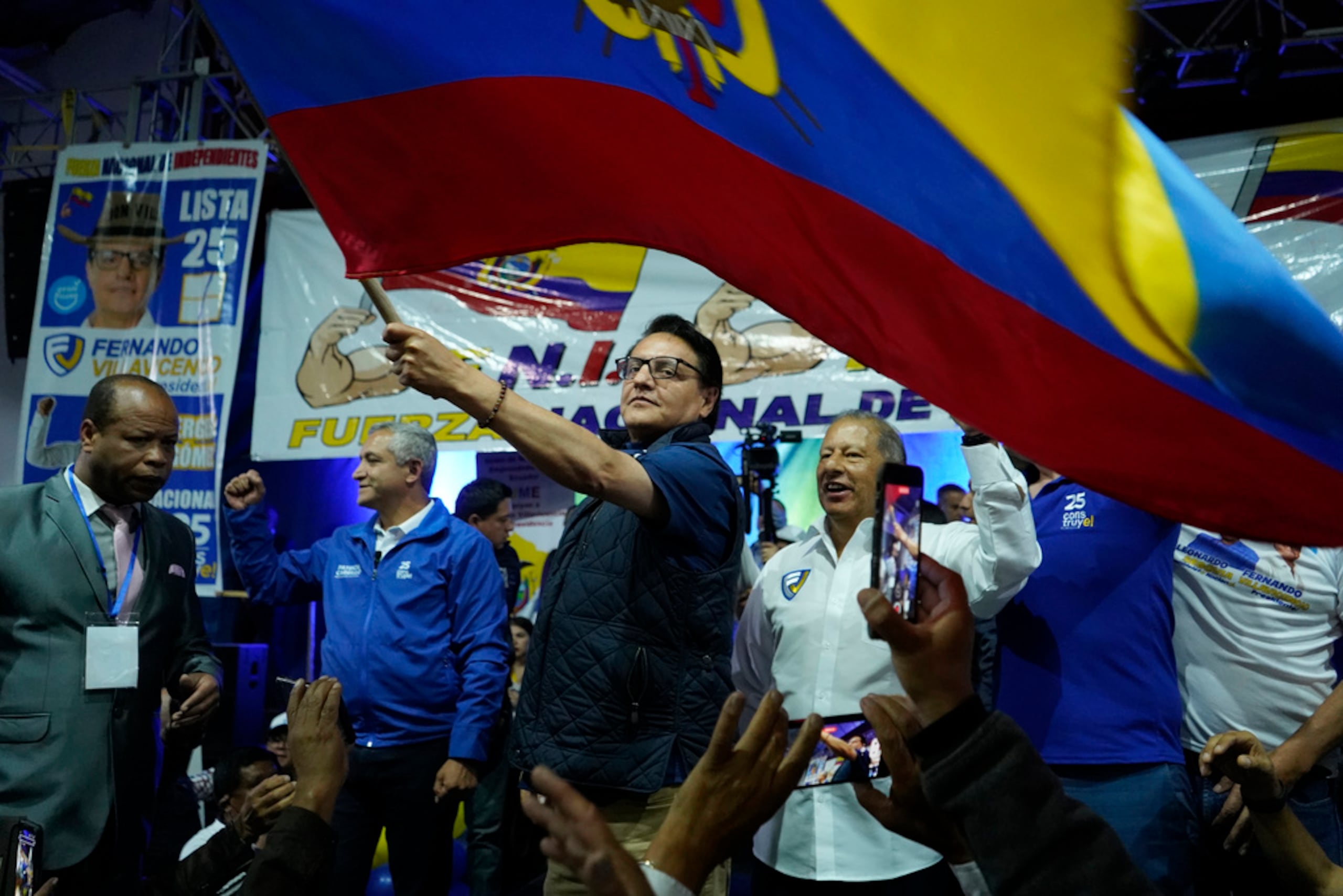 El candidato presidencial Fernando Villavicencio ondeó una bandera minutos antes de ser asesinado a tiros el miércoles.