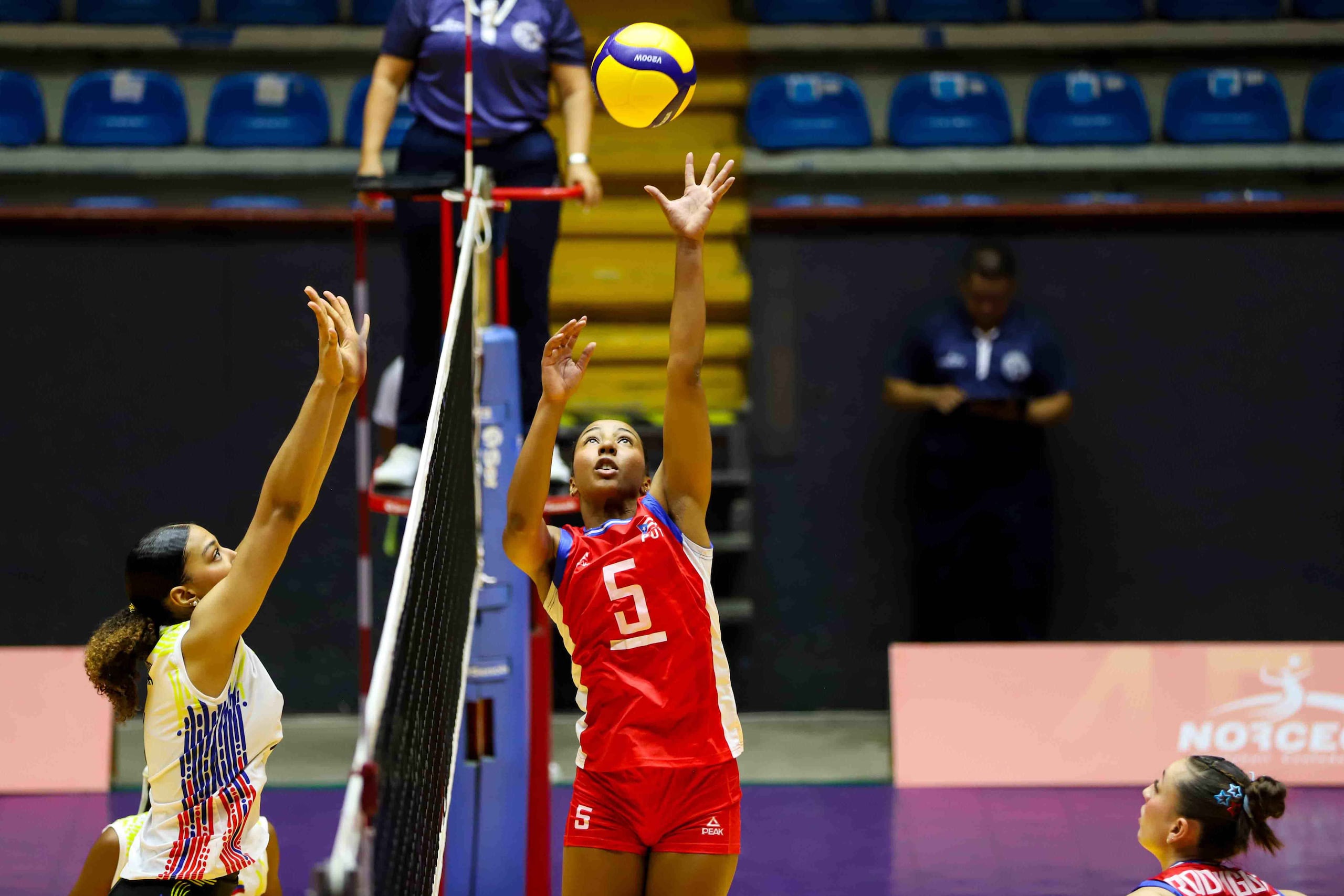 Wilmarie Rivera se apresta a atacar por el centro con su mano zurda. (Norceca)