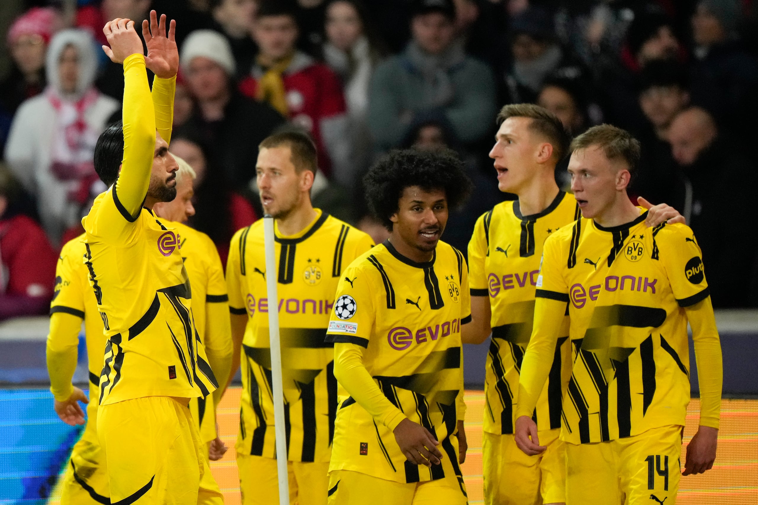 Los jugadores de Borussia Dortmund celebran el segundo gol en la victoria 2-1 ante Lille en los octavos de final de la Liga de Campeones, el 12 de marzo de 2025, en Villeneuve-d'Ascq. (AP Foto/Michel Euler)