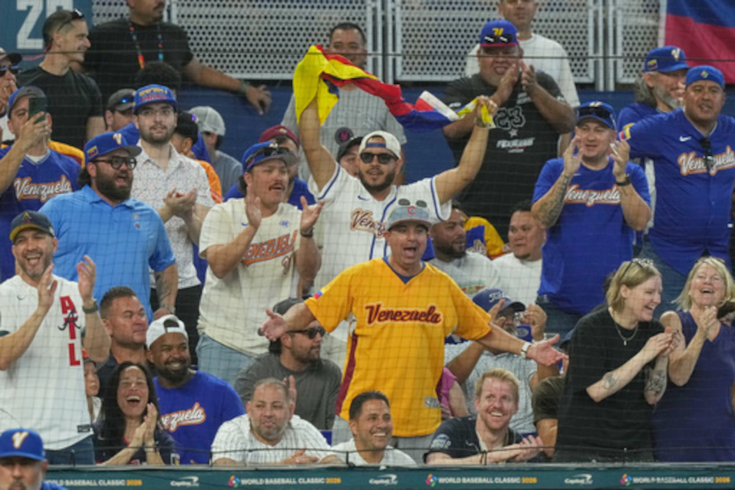 Aficionados de Venezuela animan al equipo durante un partido del Clásico Mundial de Béisbol contra Holanda, el viernes 6 de marzo de 2026, en Miami. (AP Photo/Marta Lavandier)
