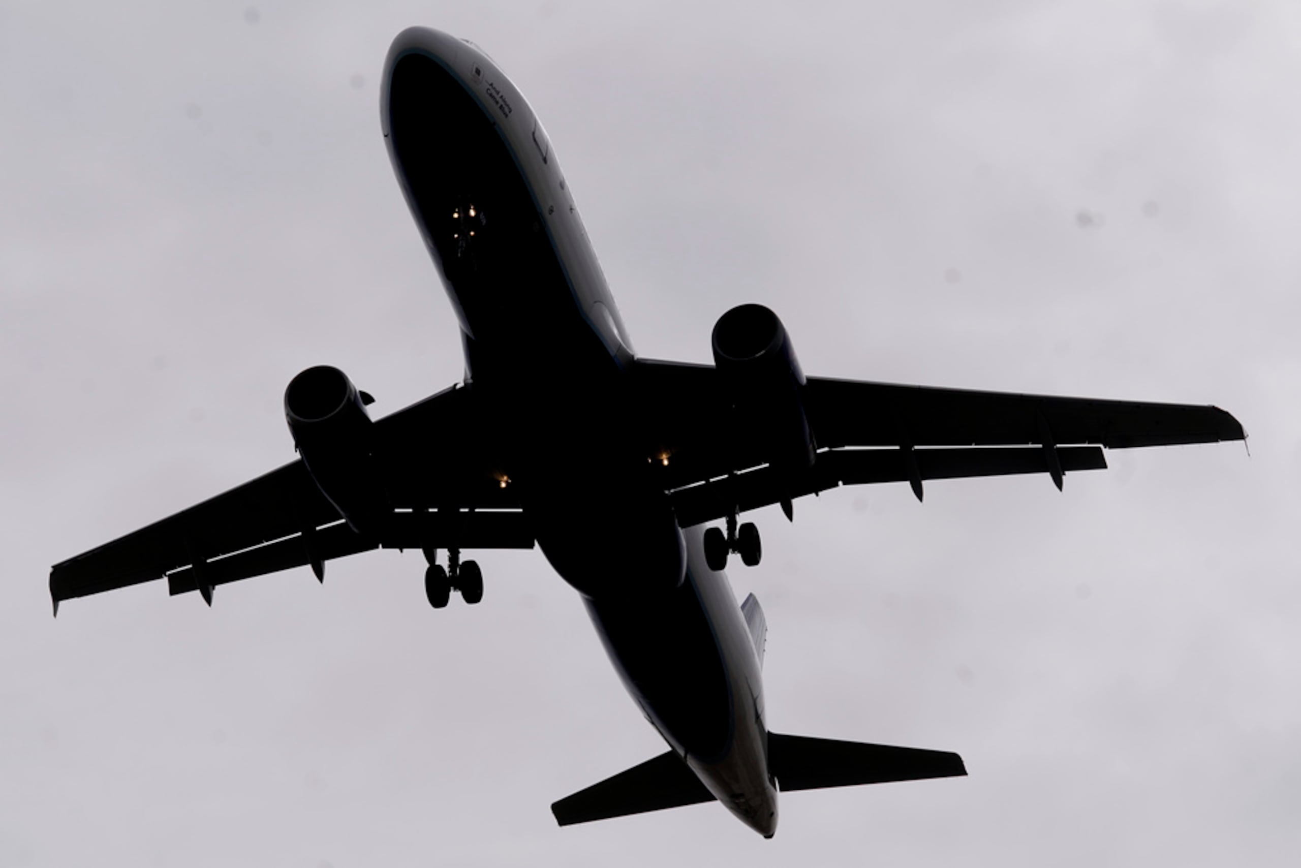 En esta foto del 9 de marzo de 2021, un avión aterriza en el Aeropuerto Internacional de Salt Lake City, Utah. Autoridades federales dijeron el martes 8 de agosto de 2023 que han pedido al FBI que estudie la posibilidad de presentar cargos criminales contra una veintena de pasajeros  de aviones acusados de provocar alborotos en vuelos.