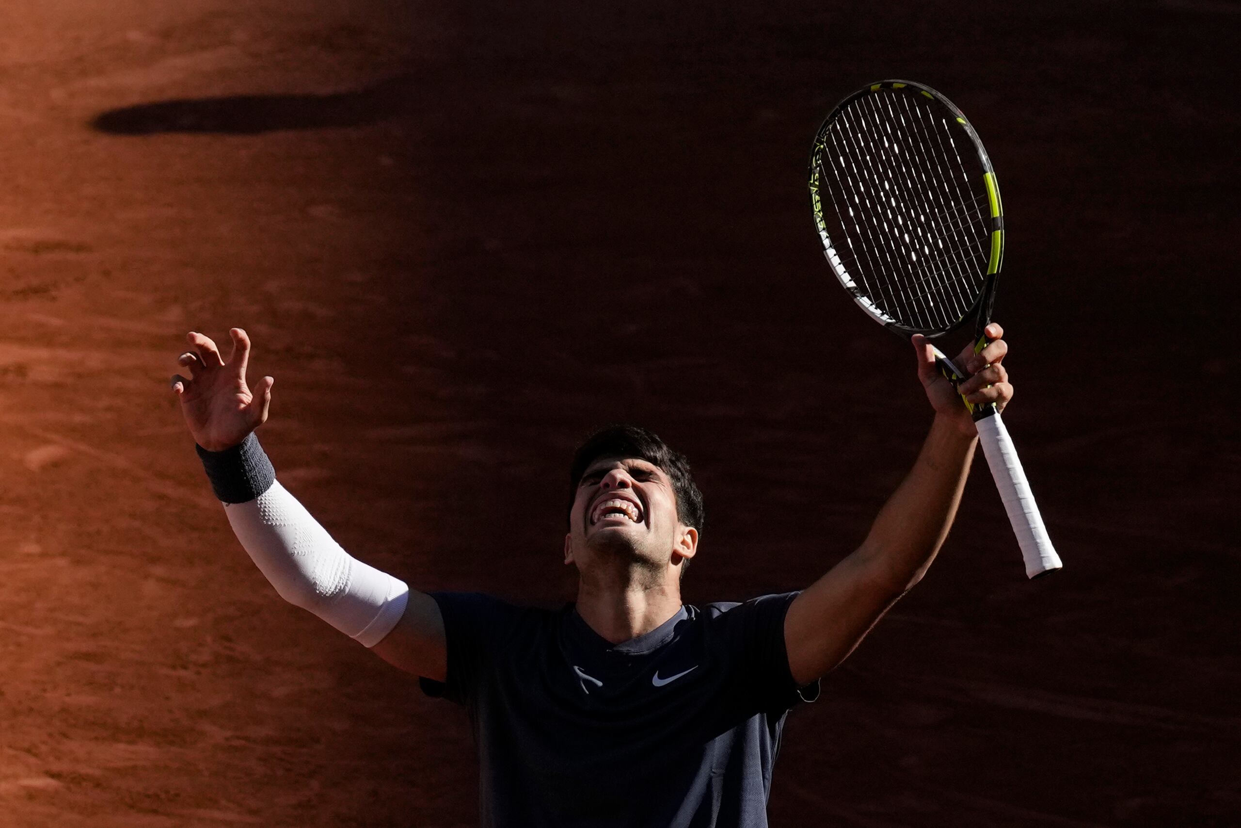 Carlos Alcaraz celebra su victoria ante Jannik Sinner en las semifinales del Abierto de Francia.