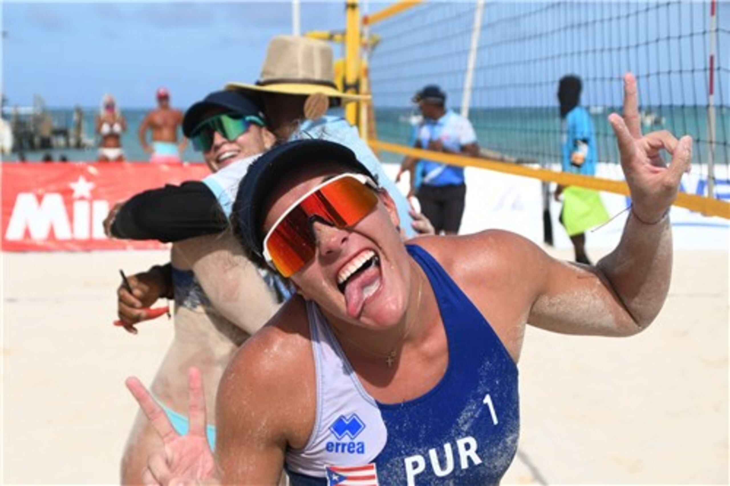 María González le hace una mueca a la cámara luego de que ella y Allanis Navas -detrás- ganaran este domingo una parada del circuito Norceca.