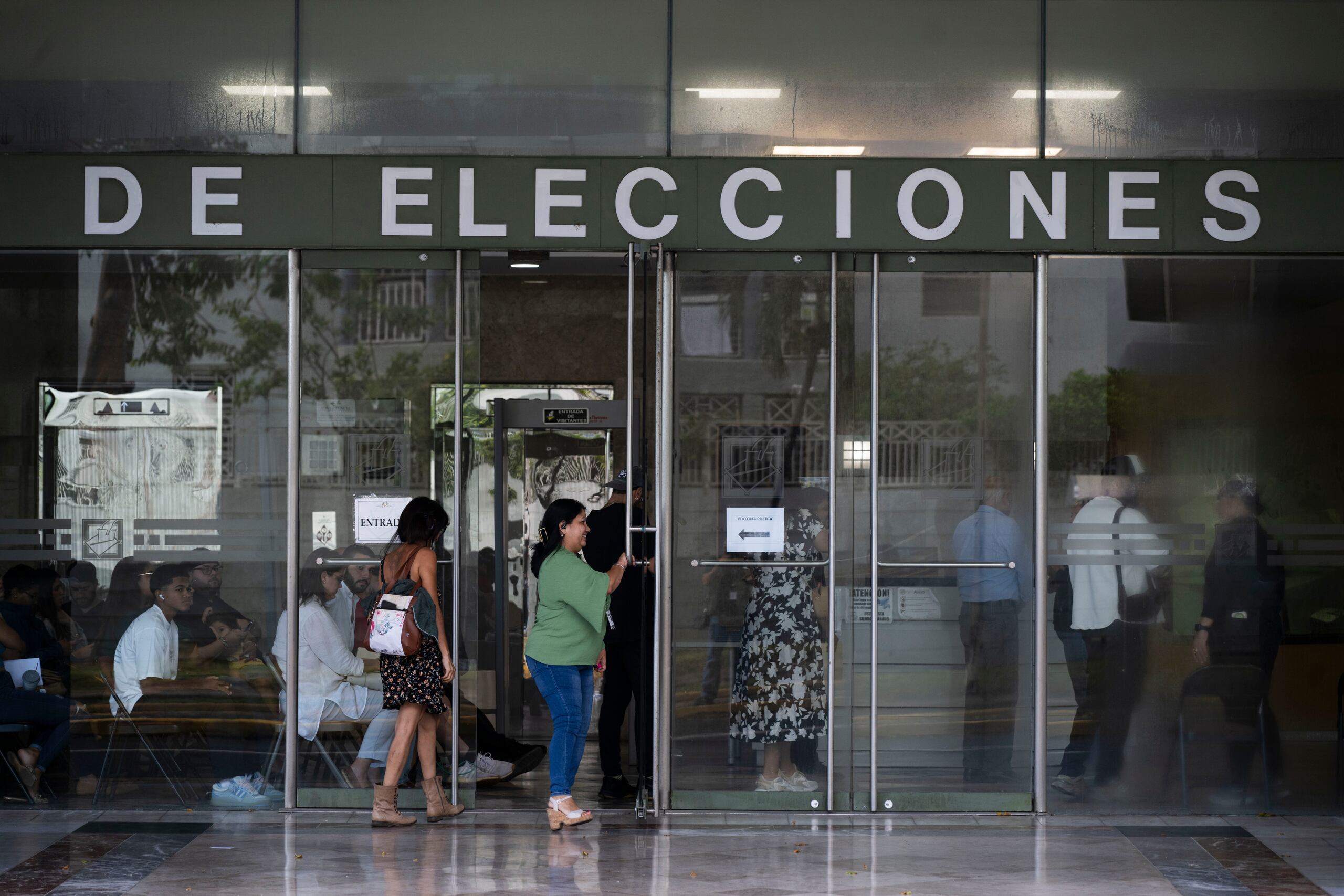 Movimiento en la Junta de Inscripción Permanente (JIP) de la sede de la Comisión Estatal de Elecciones (CEE) en Hato Rey, durante los trámites registrales e inscripción de electores de cara a las elecciones generales de 2024 en noviembre.