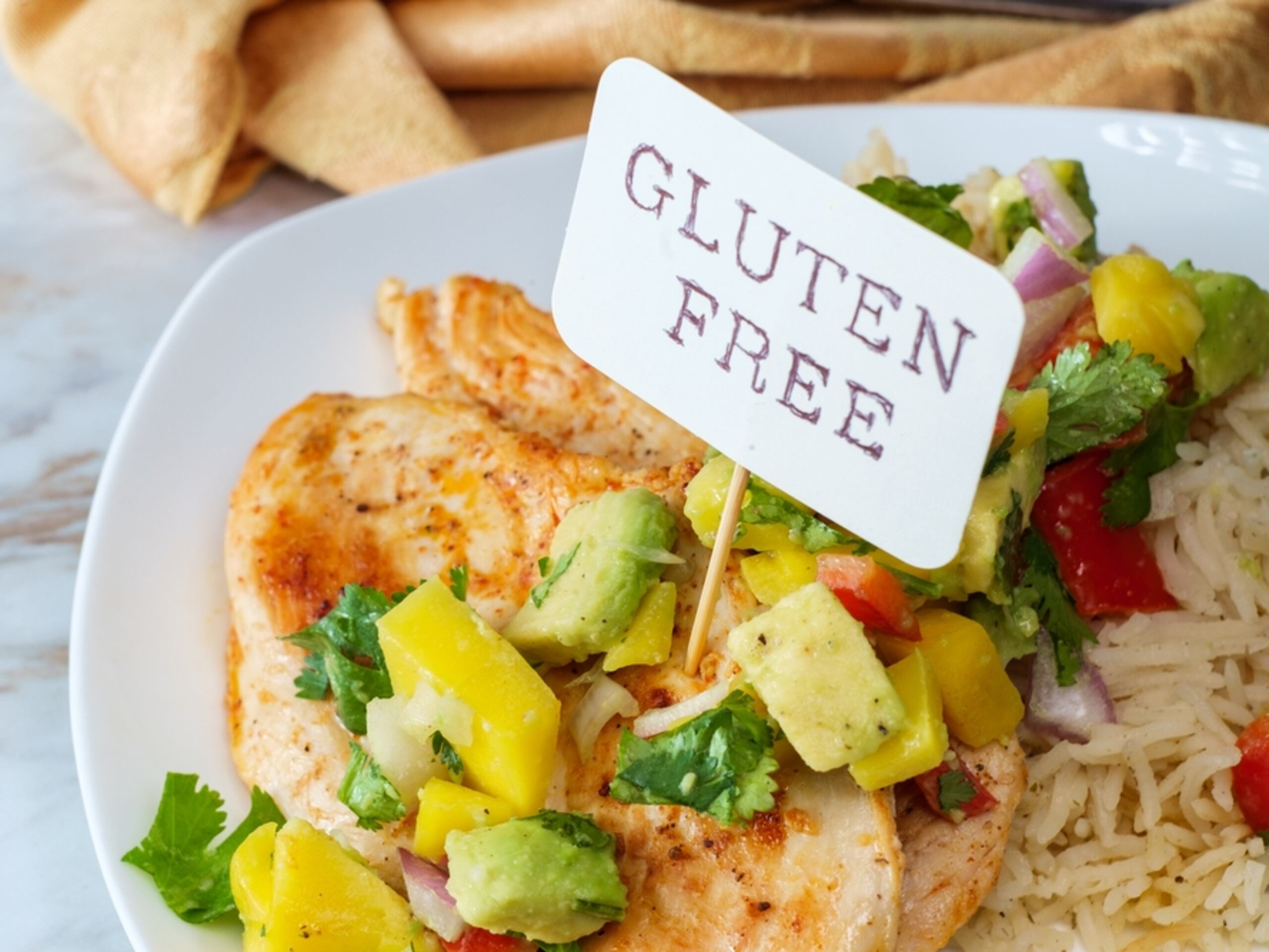 Las personas que no tienen intolerancia al gluten, no tienen que eliminarlo dado que se puede tener una alimentación saludable y balanceada con su consumo.