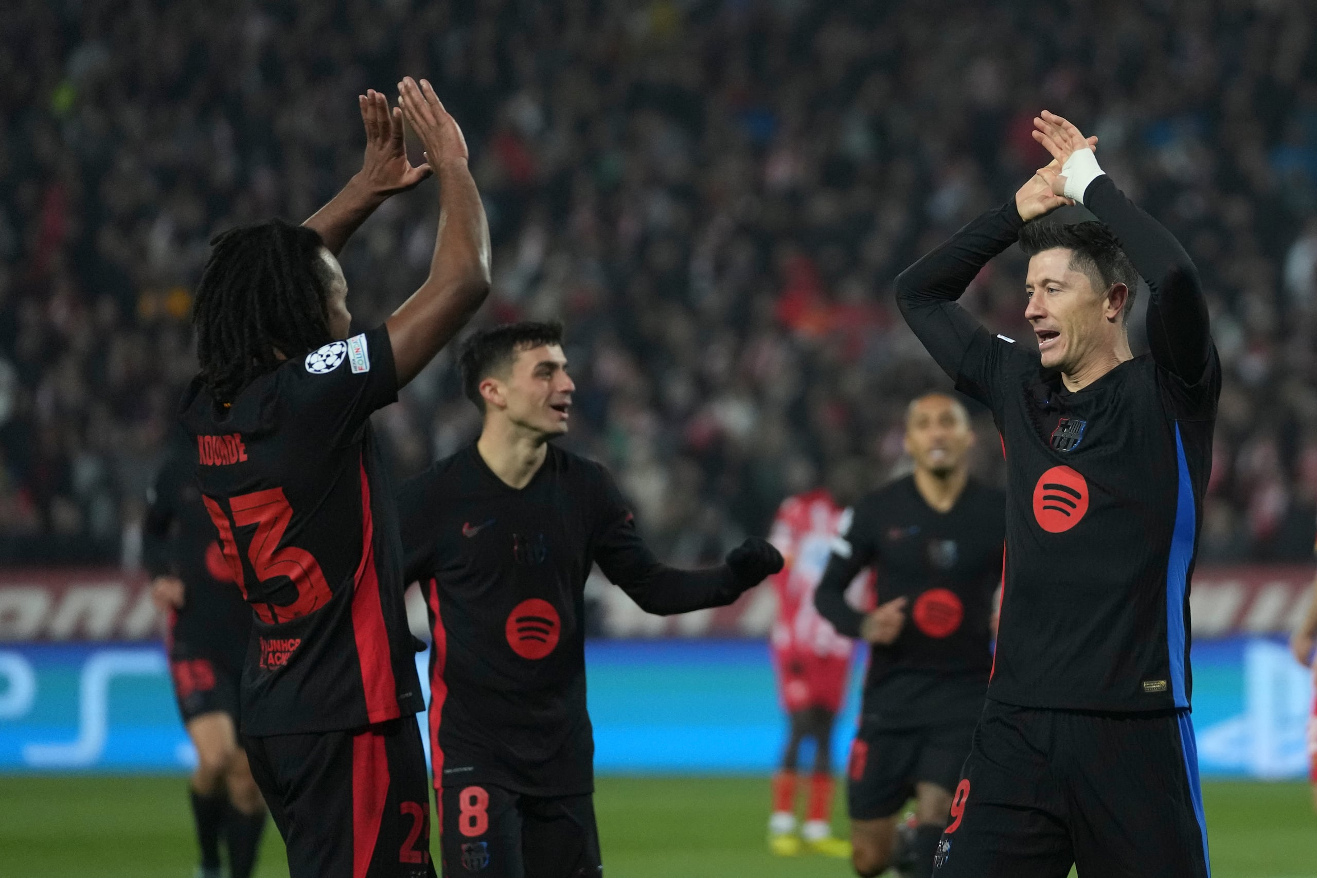 El polaco Robert Lewandowski (derecha), del Barcelona, festeja luego de anotar en un partido de la Liga de Campeones ante el Estrella Roja, el miércoles 6 de noviembre de 2024, en Belgrado.