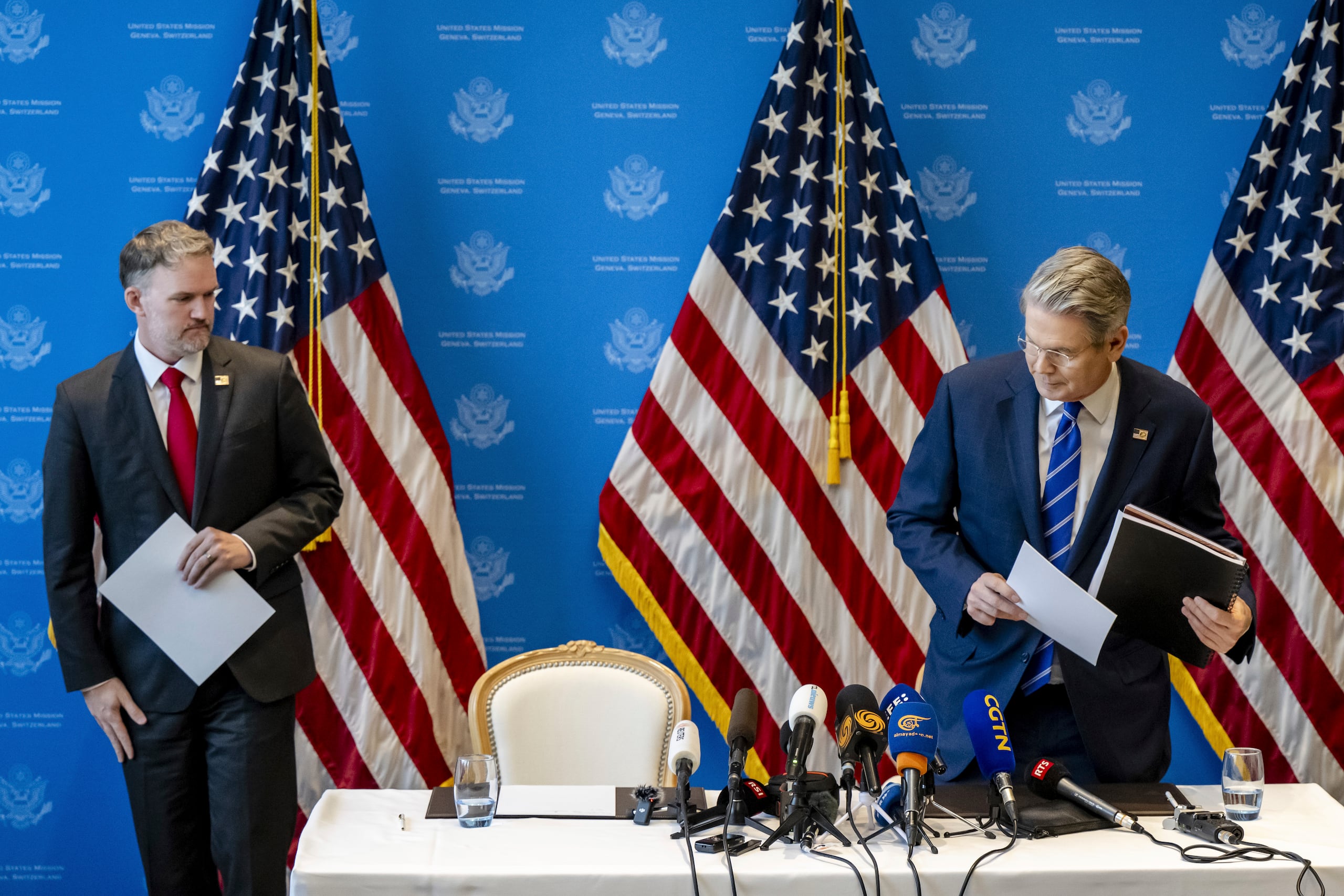 Jamieson Greer y Scott Bessent. (Jean-Christophe Bott/Keystone via AP)