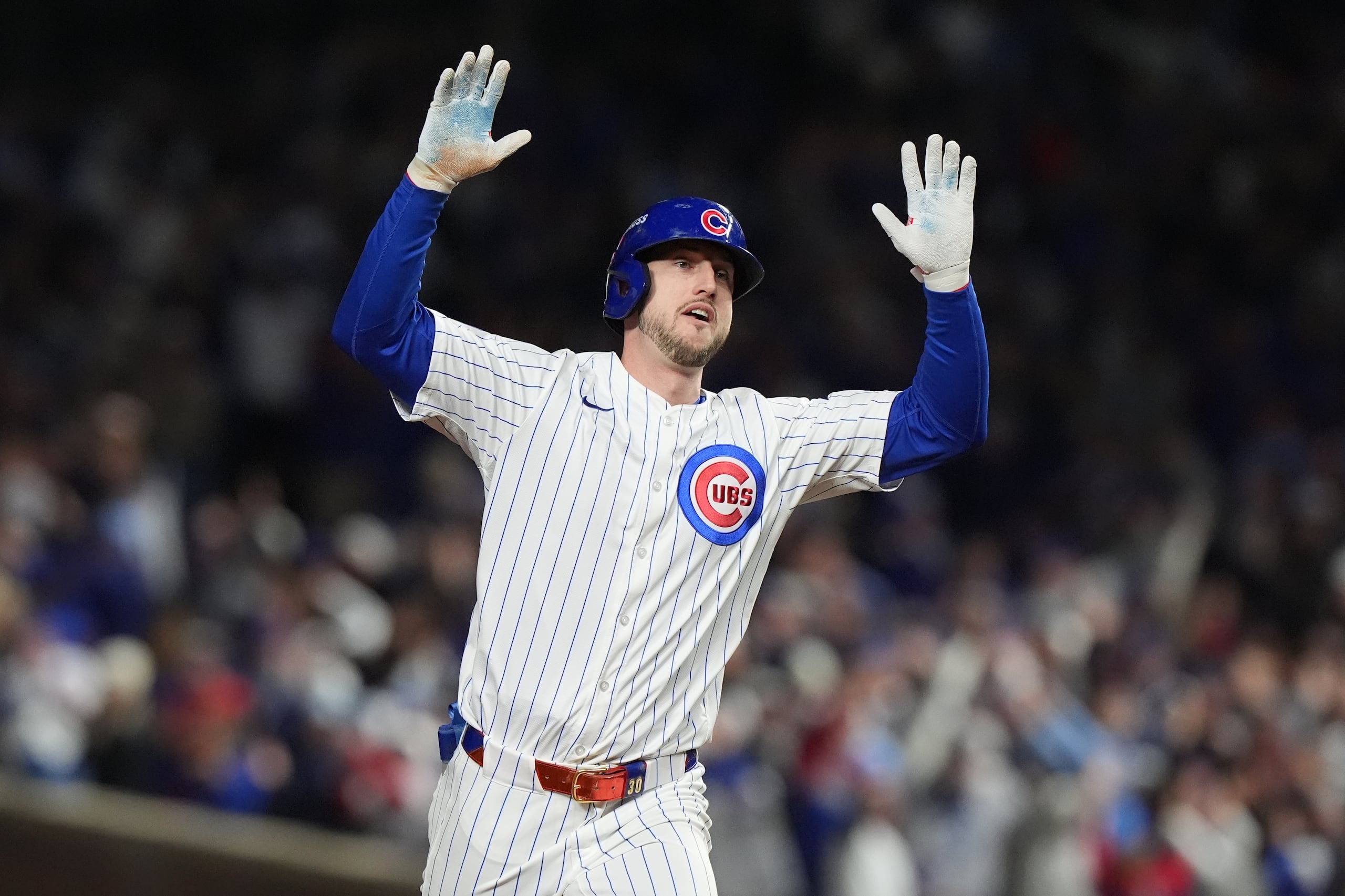 Kyle Tucker, de los Cubs de Chicago, recorre las bases luego de batear un jonrón en el cuarto juego de la serie divisional de la Liga Nacional ante los Cerveceros de Milwaukee, el jueves 9 de octubre de 2025 (AP Foto/Nam Y. Huh)