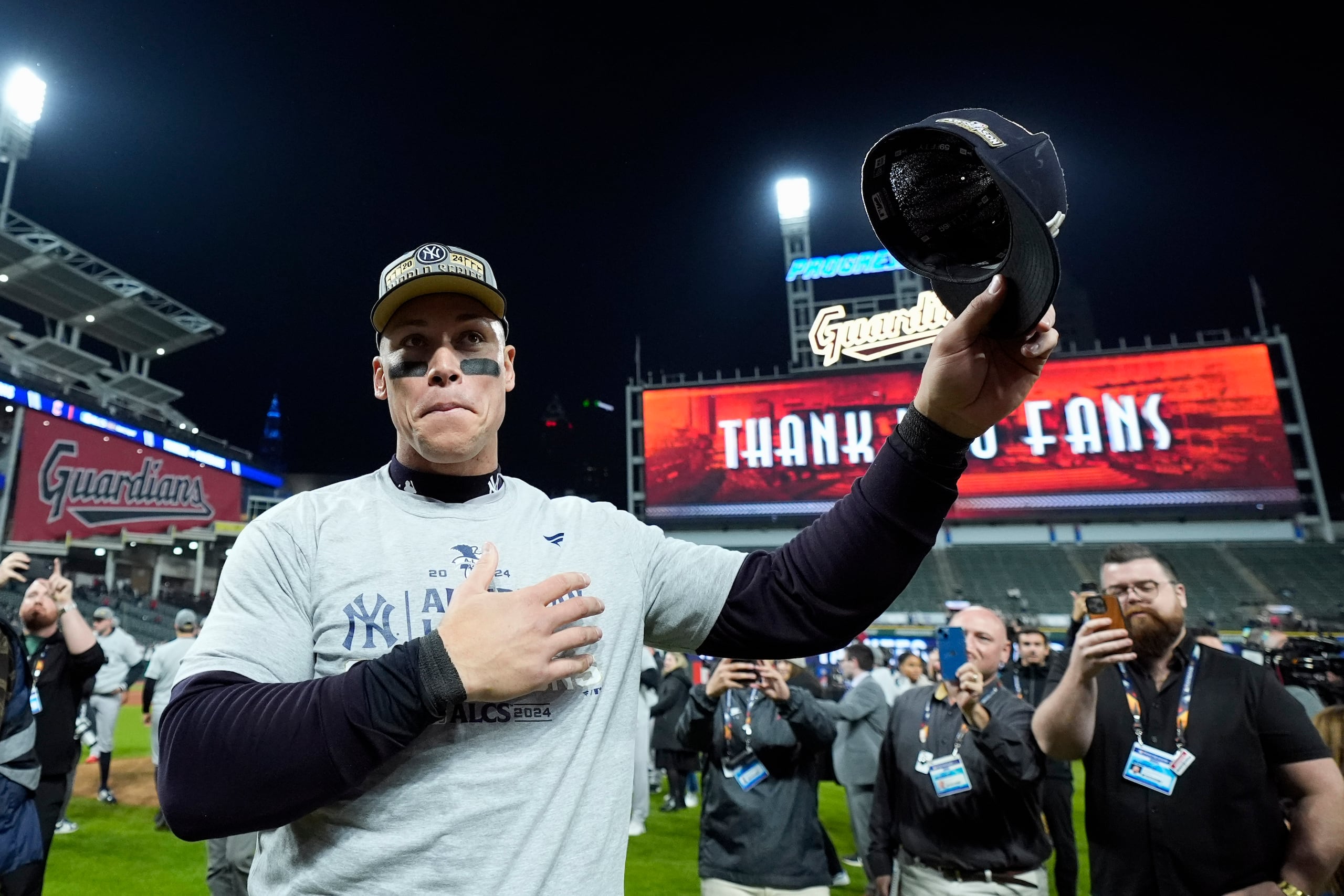 Aaron Judge durante la celebración de los Yankees por el pase a la Serie Mundial 2024.