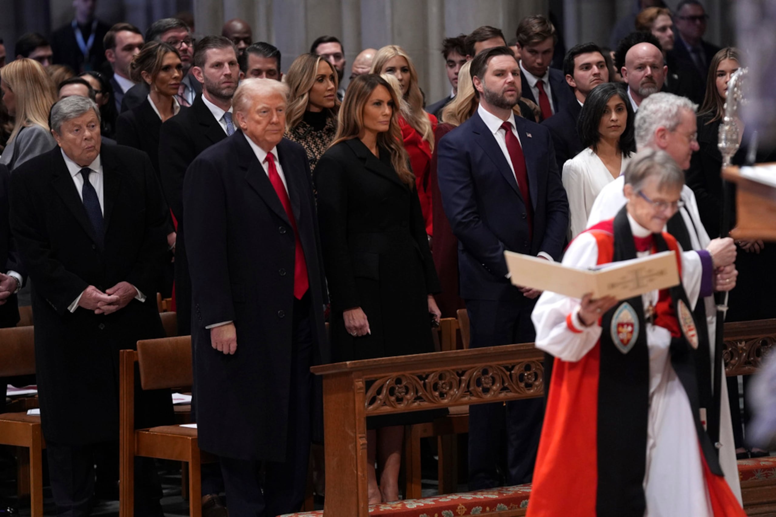 El presidente Donald Trump, la primera dama Melania Trump, el vicepresidente JD Vance y su esposa Usha Vance observan mientras la reverenda Mariann Budde llega al servicio nacional de oración en la Catedral Nacional de Washington, el 21 de enero de 2025.