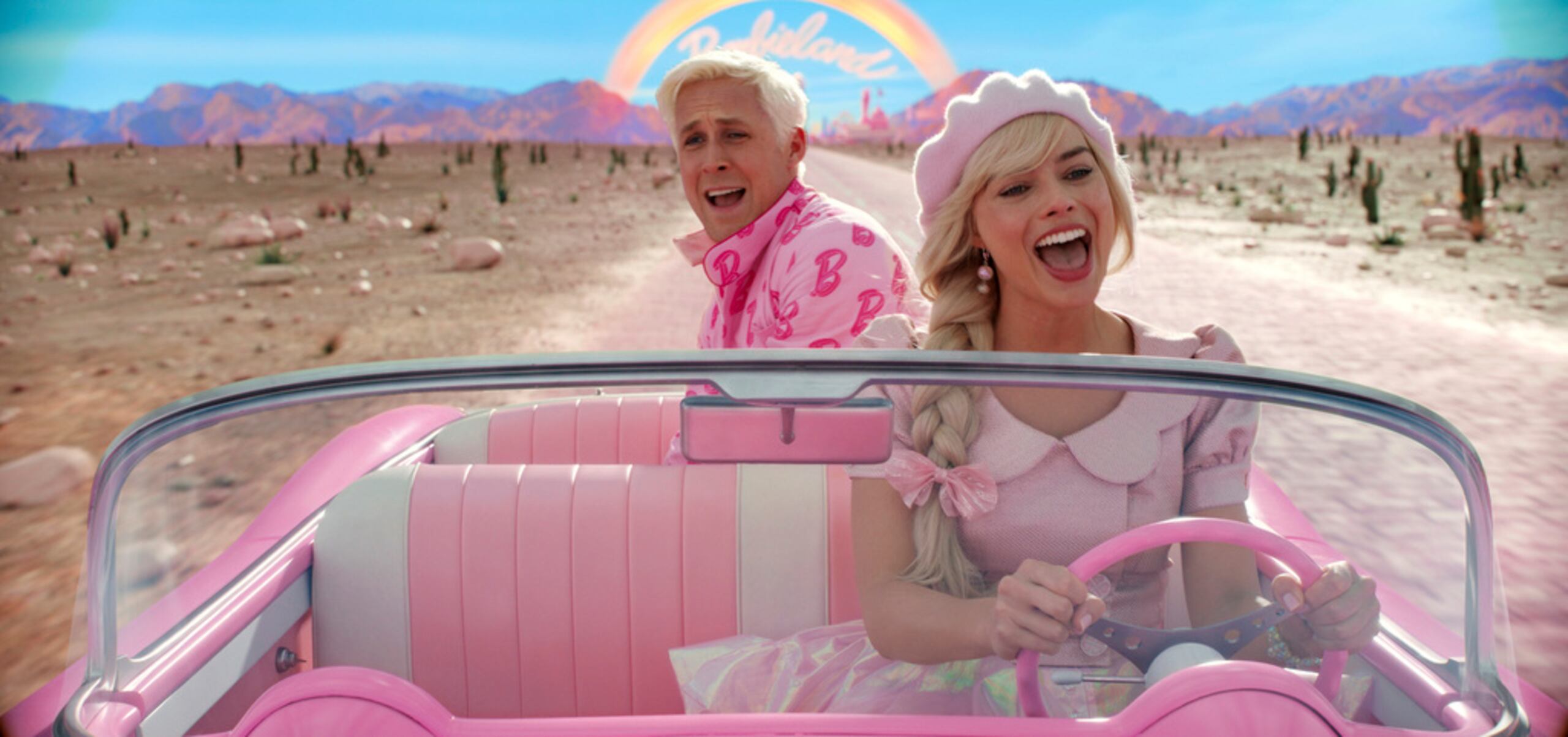 Ryan Gosling y Margot Robbie en una escena de "Barbie" en una imagen proporcionada por Warner Bros. Pictures.