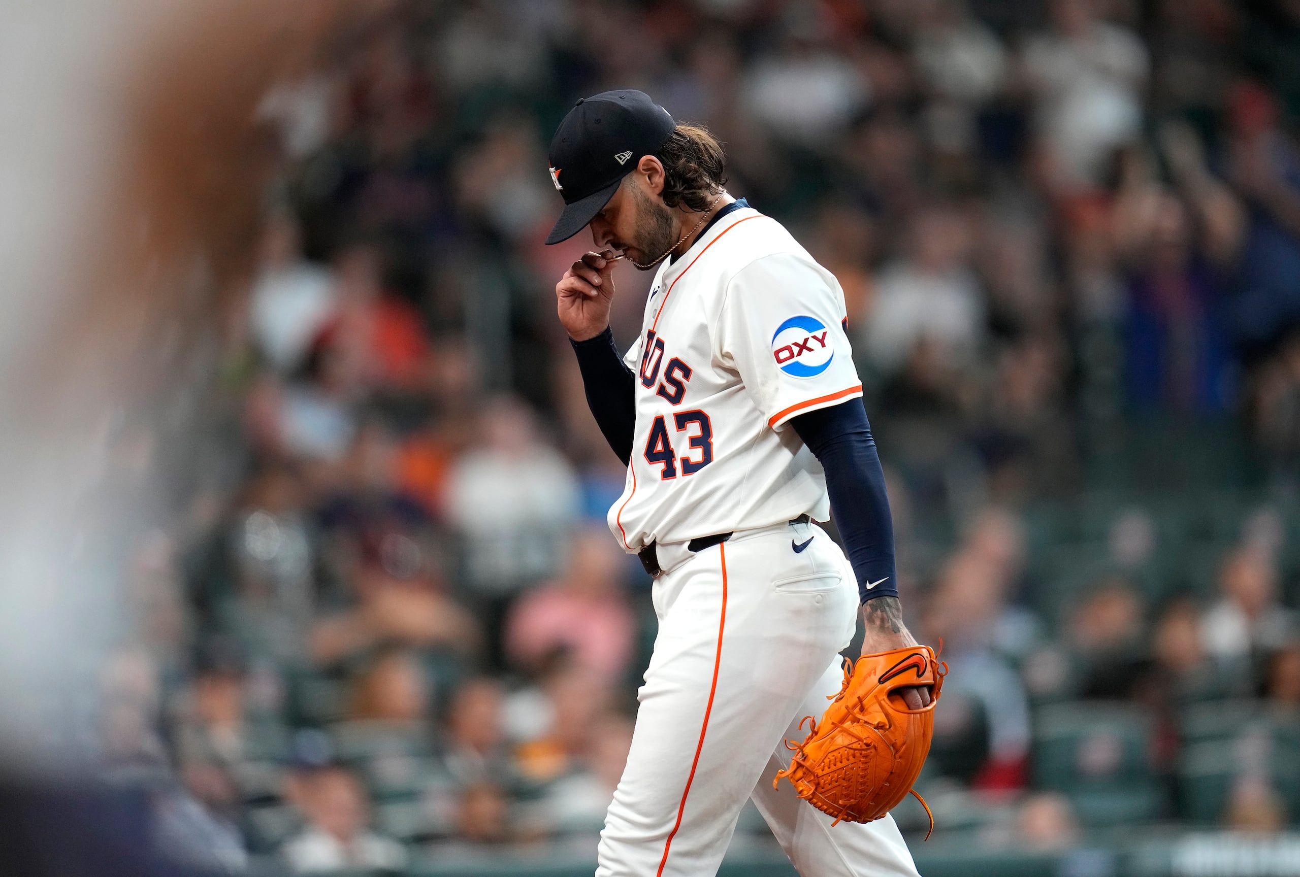 Lance McCullers Jr. (43) aparece aquí tras ponchar a Shea Langeliers de los Atléticos, el miércoles 28 de mayo de 2025, en Houston.