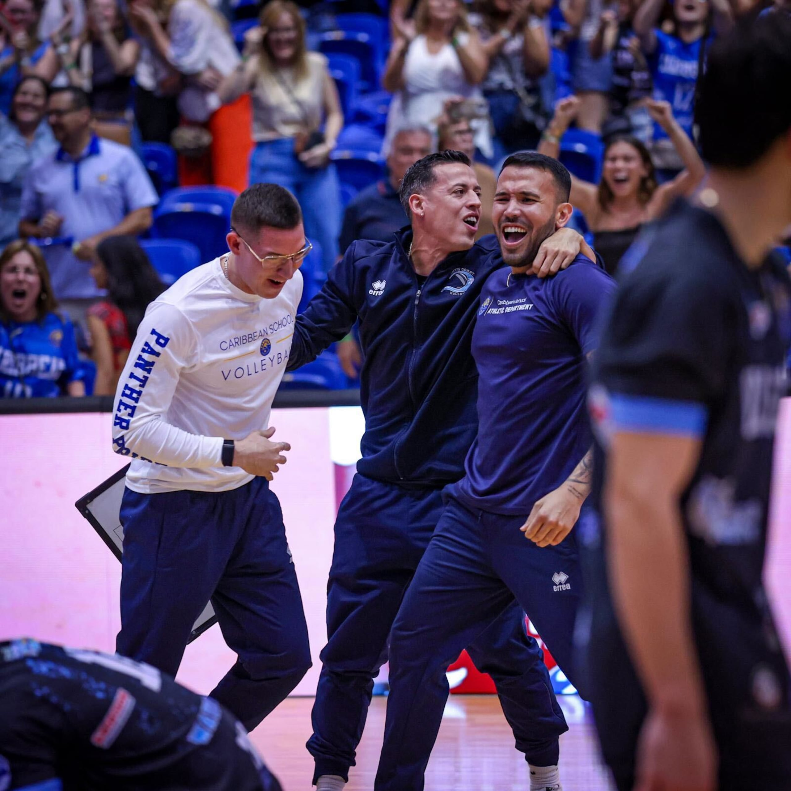 Arnel Cabrera, Kevin Rodríguez y Harry Castro celebran el pase de Caribbean School a la final de la Copa Buzzer Beater.