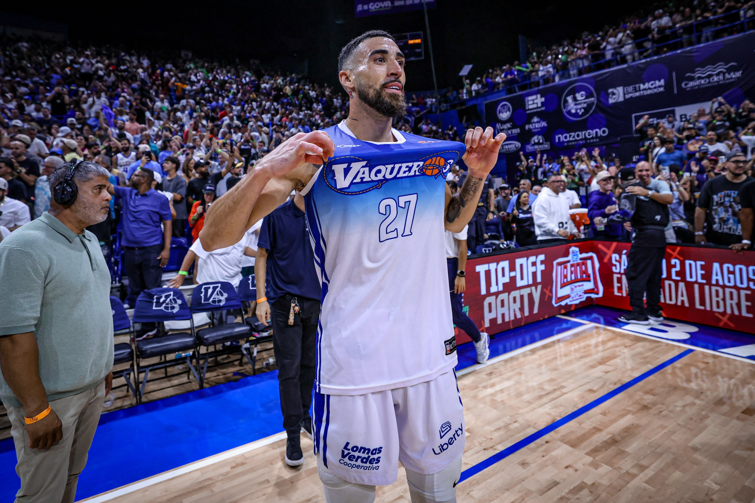 Chris Duarte muestra su camiseta de los Vaqueros de Bayamón en el séptimo juego de la final de la Conferencia A del BSN contra los Cangrejeros de Santurce.