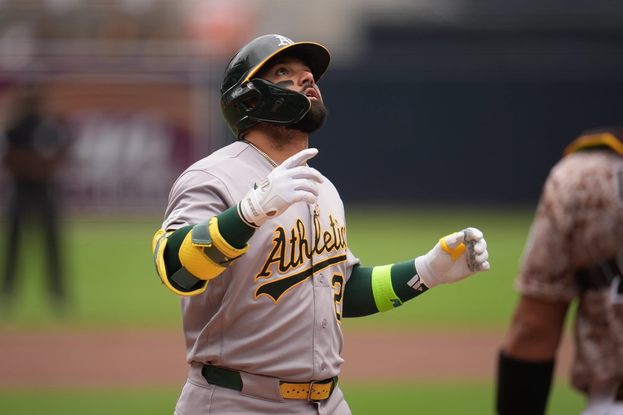 El boricua de los Athletics, Carlos Cortés, llega agradecido al plato luego de abrir el partido con un cuadrangular ante los Padres.