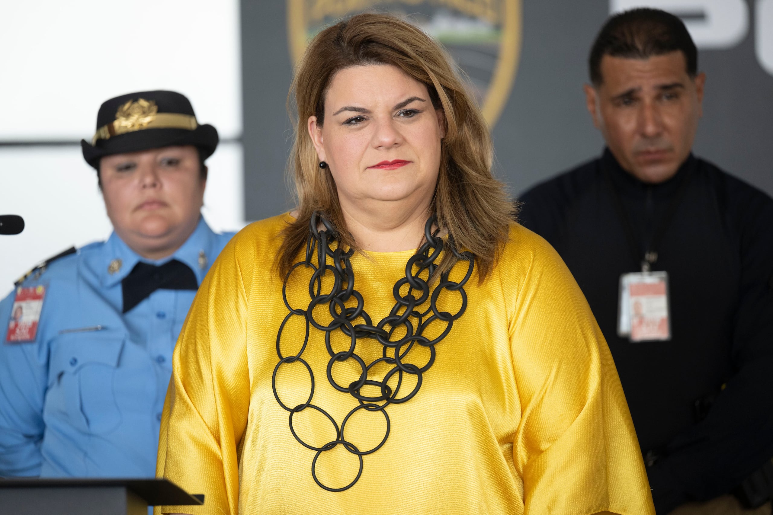 La gobernadora Jenniffer González durante una vista a un cuartel de la Policía. (Archivo / GFR Media)