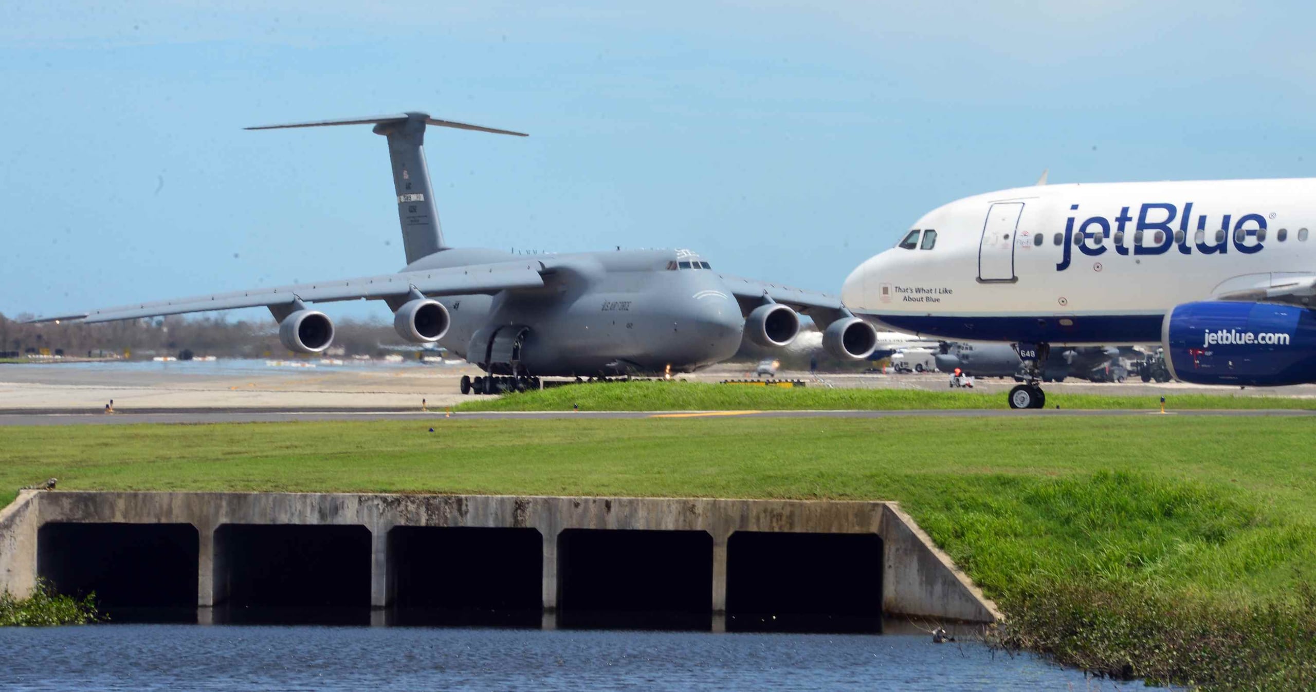 Aviones en el aeropuerto Luis Muñoz Marín.