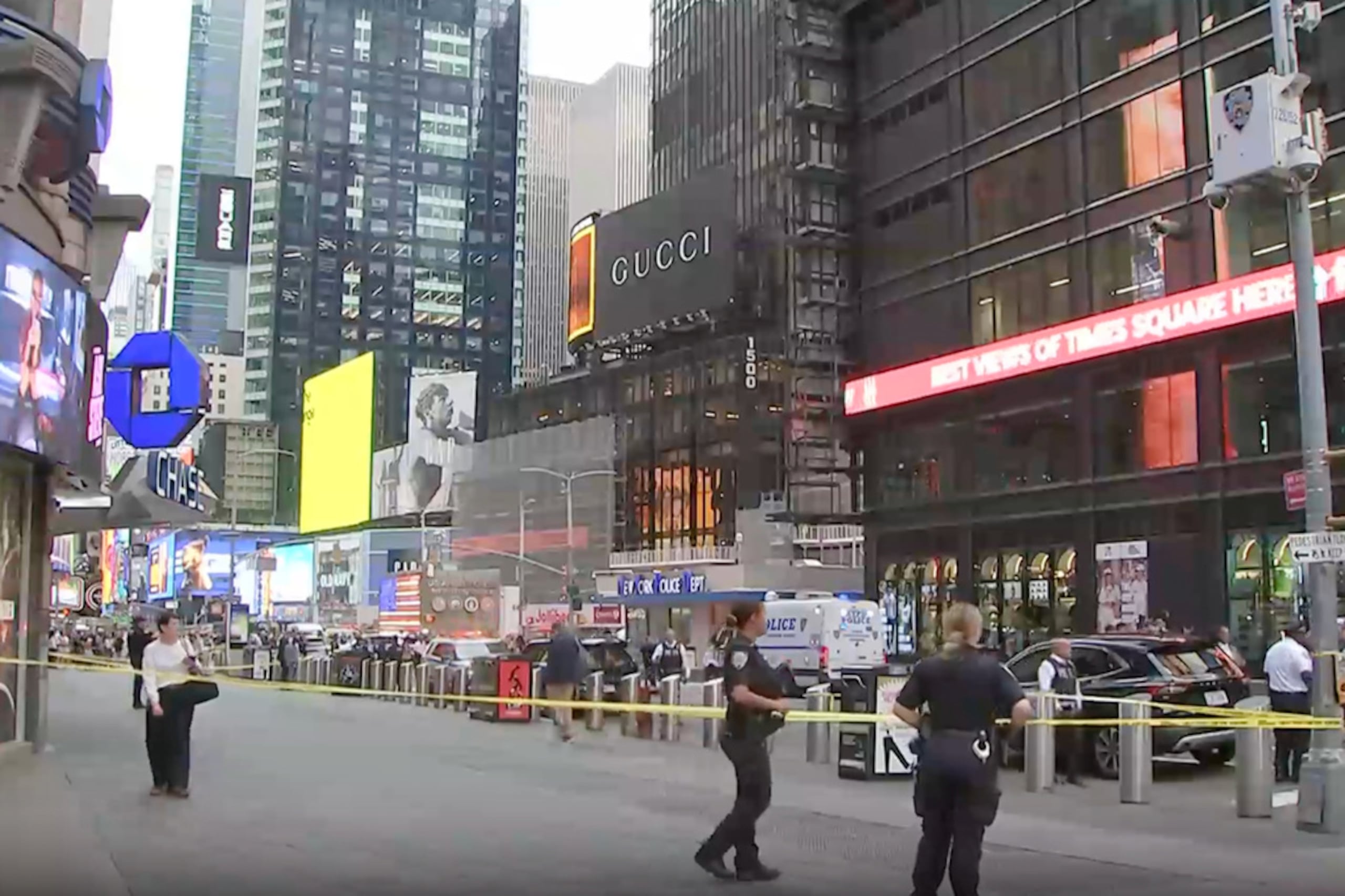 Esta imagen, tomada de un video proporcionado por WABC-TV, muestra a agentes del Departamento de Policía de Nueva York en la escena luego de que una mujer que portaba dos cuchillos grandes fuera abatida a tiros por los agentes en Times Square, Nueva York, el 31 de agosto de 2026.