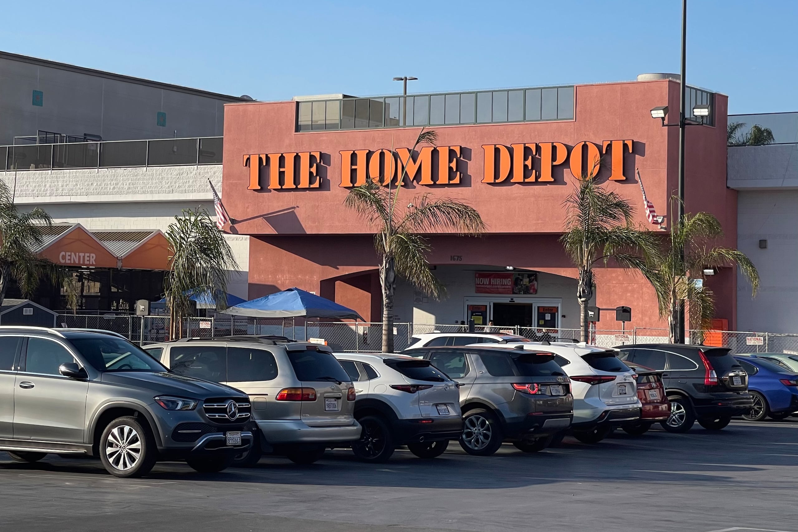 Fotografía de la fachada de la tienda The Home Depot del vecindario Westlake este sábado, en el centro de Los Ángeles (EE.UU.). EFE/Ana Milena Varón