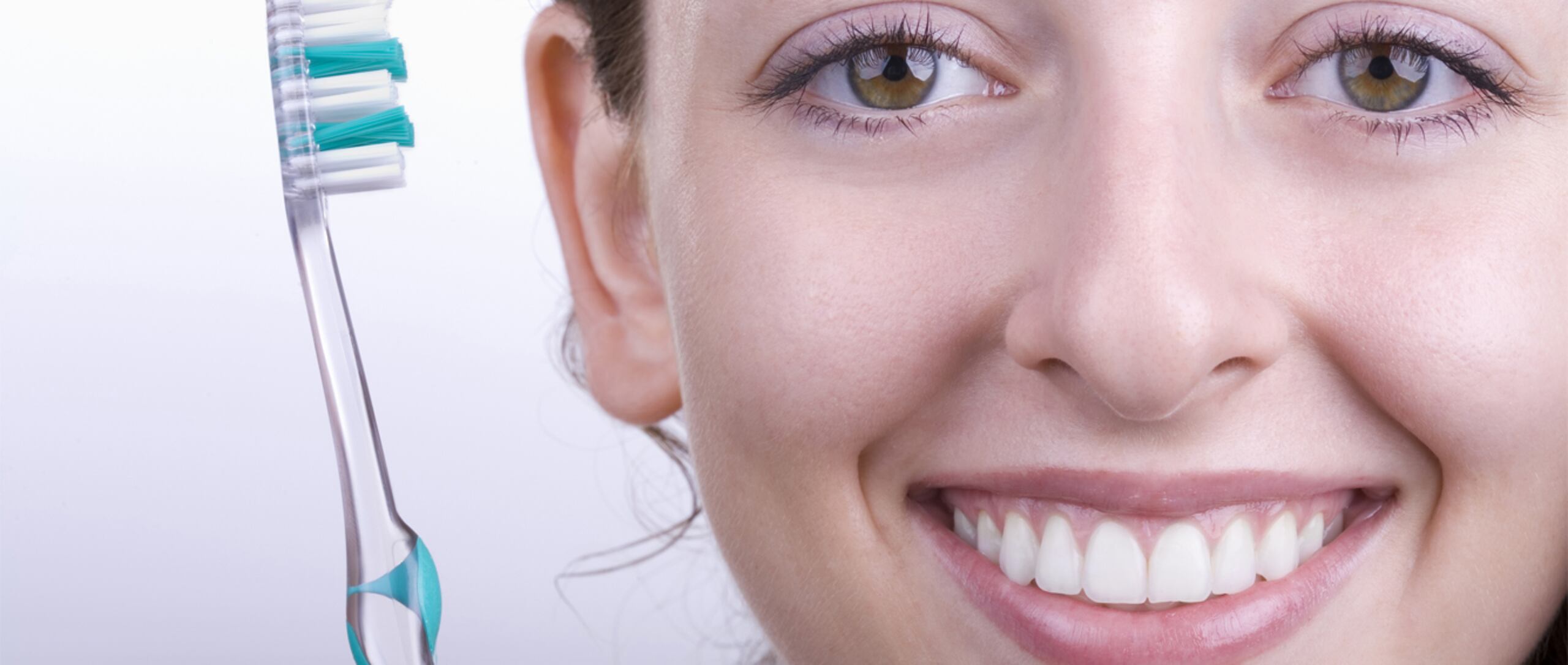 Usar bicarbonato de soda y limón para blanquear los dientes puede erosionar el esmalte de estos. (Shutterstock)