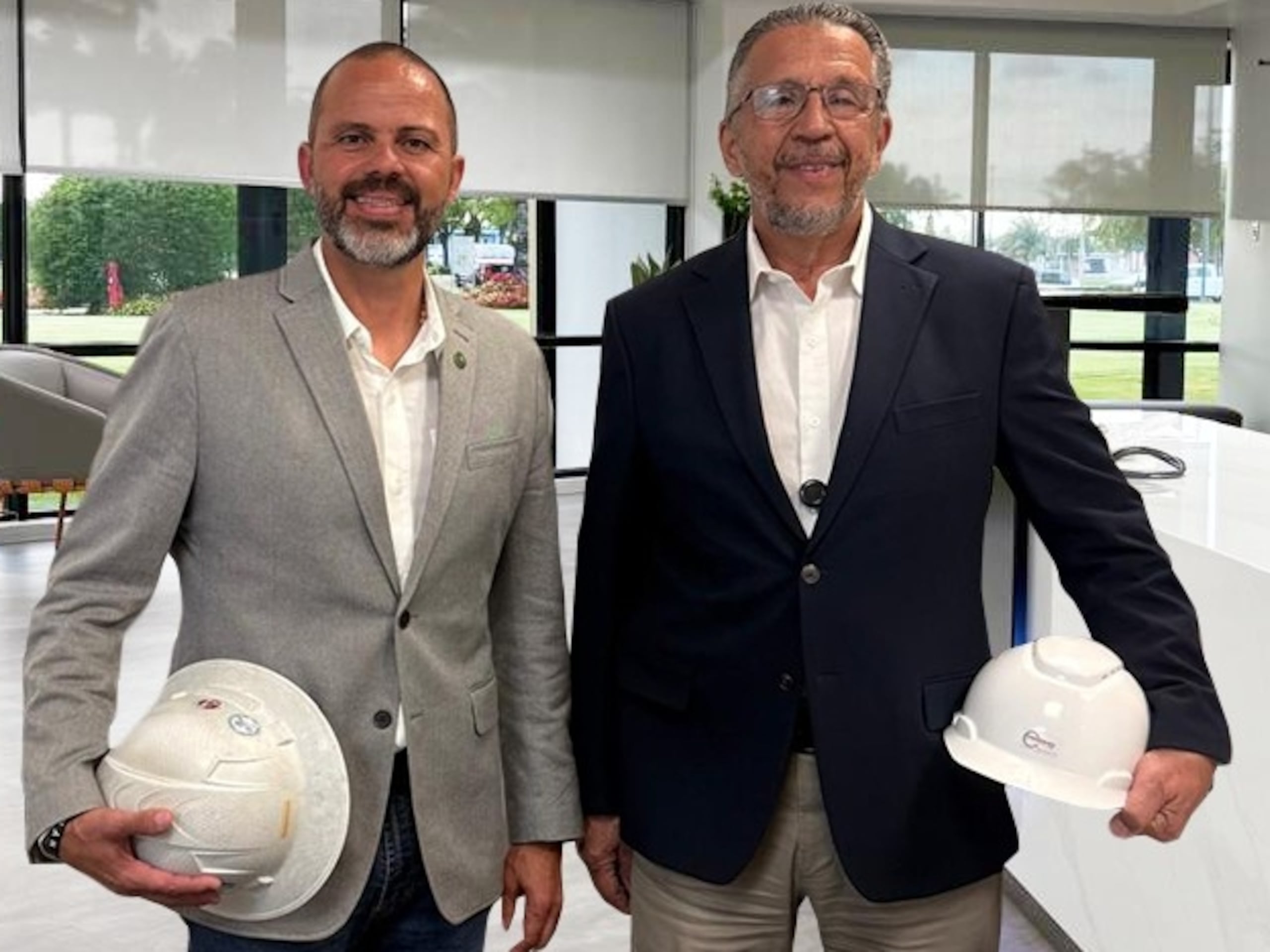 A la izquierda, el presidente de PREMS General Contractors, LLC, el Ing. Alexander González Sosa; y el Ing. Noel Pecunia, director de ingeniería.