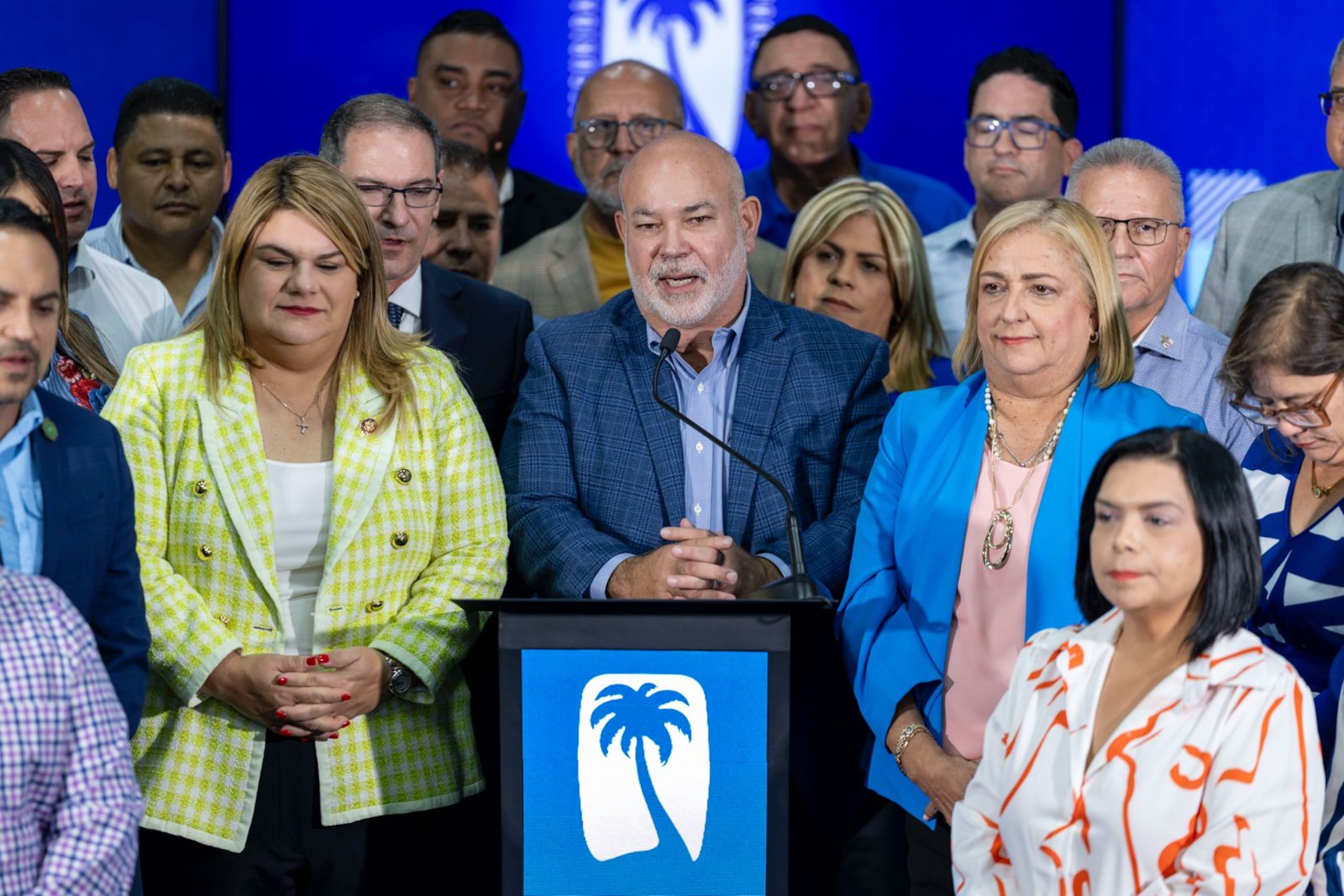 La elección de Méndez, junto con la anunciada más temprano de Thomas Rivera Schatz para presidir el Senado, repite a ambos como presidentes de los respectivos cuerpos, tal como ocurrió bajo la administración de Ricardo Rosselló.