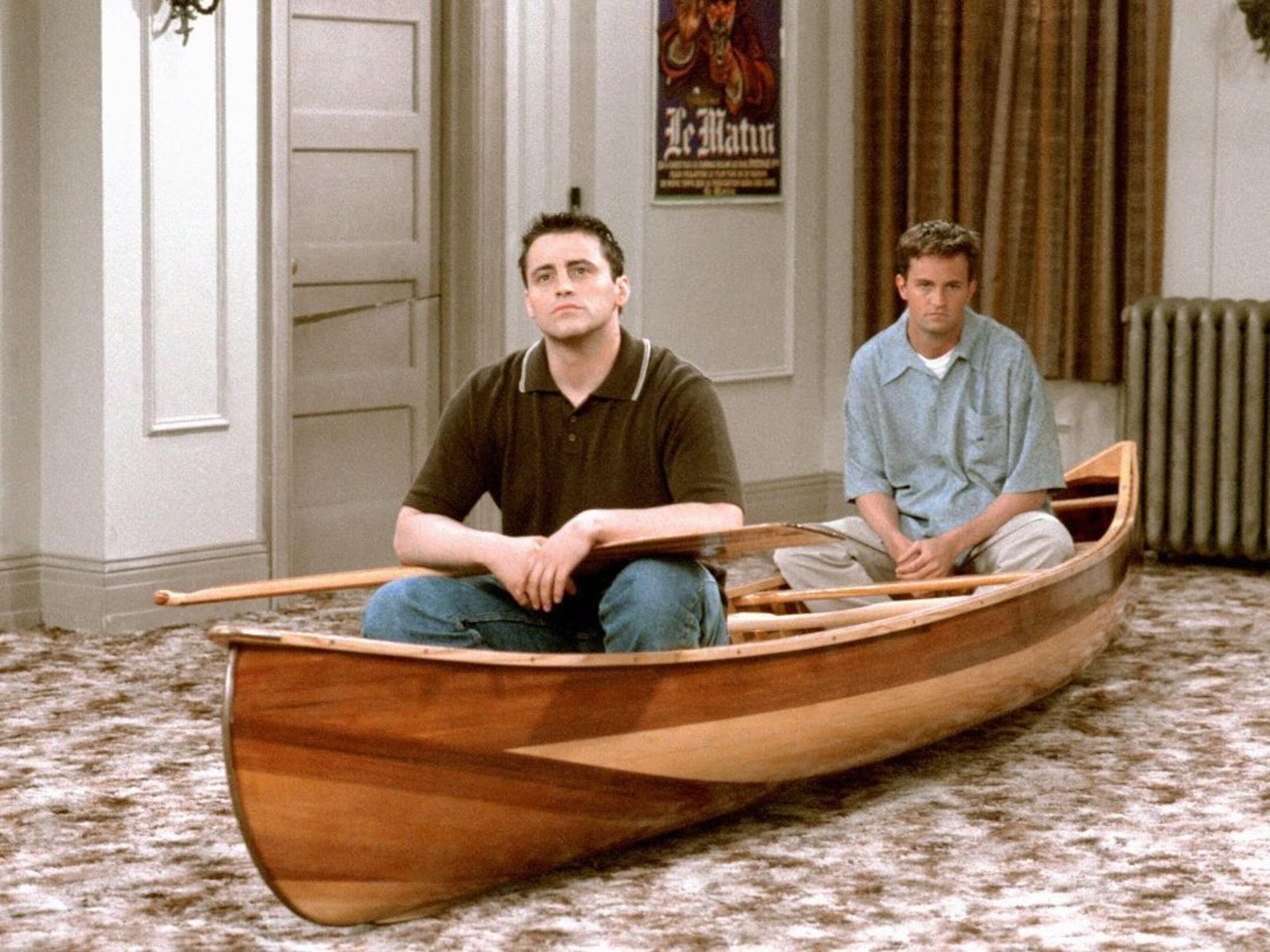 Perry, junto a Matt LeBlanc, quien interpretaba a su compañero de apartamento, Joey Tribbiani, en una de las icónicas escenas de Friends, falleció el 28 de octubre del 2023.