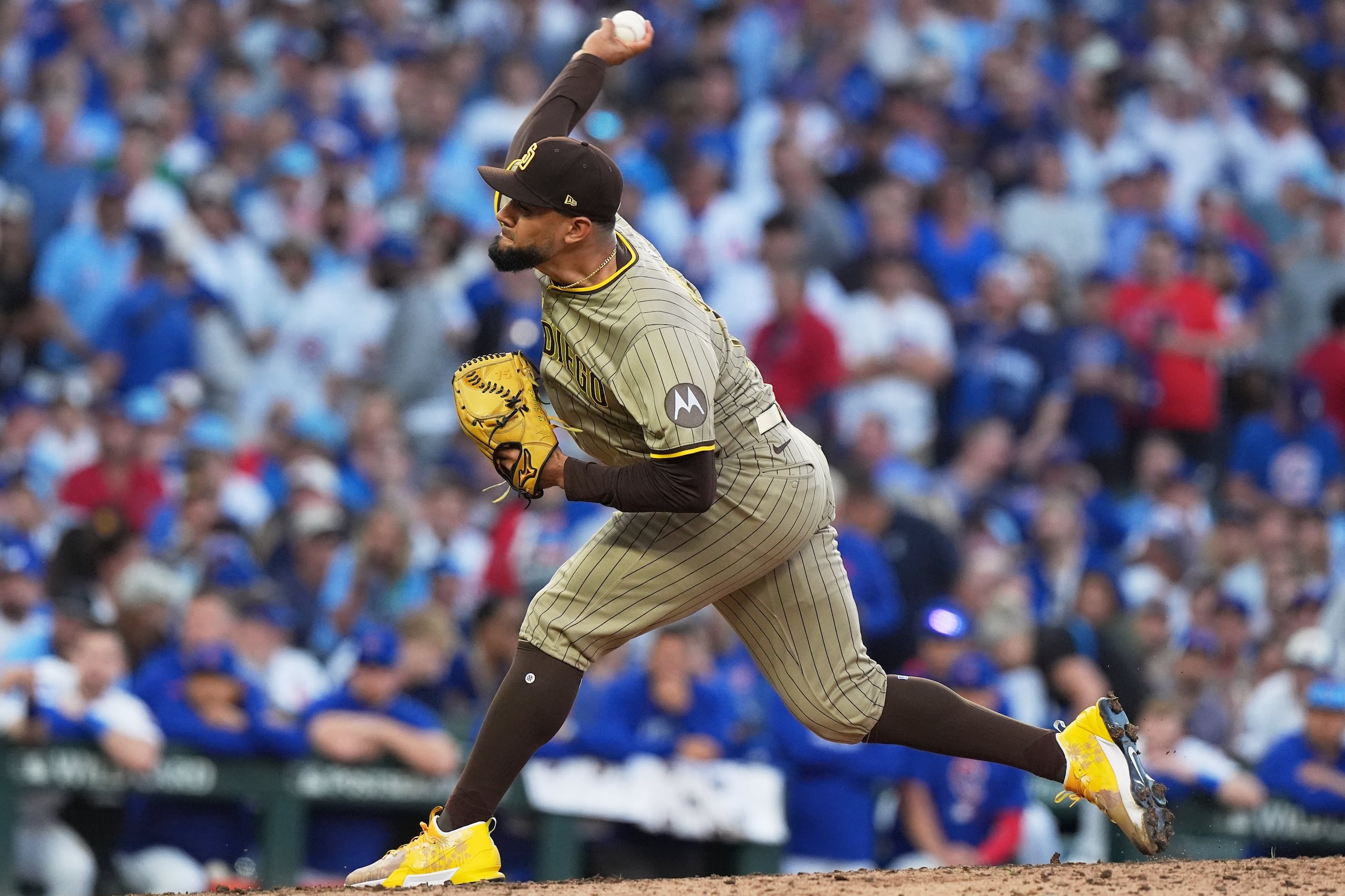 El lanzador Robert Suárez, aquí en uniforme de los Padres de San Diego, lanza la pelota durante la sexta entrada del Juego 3 de comodín de la Liga Nacional contra los Cubs de Chicago, el 2 de octubre.