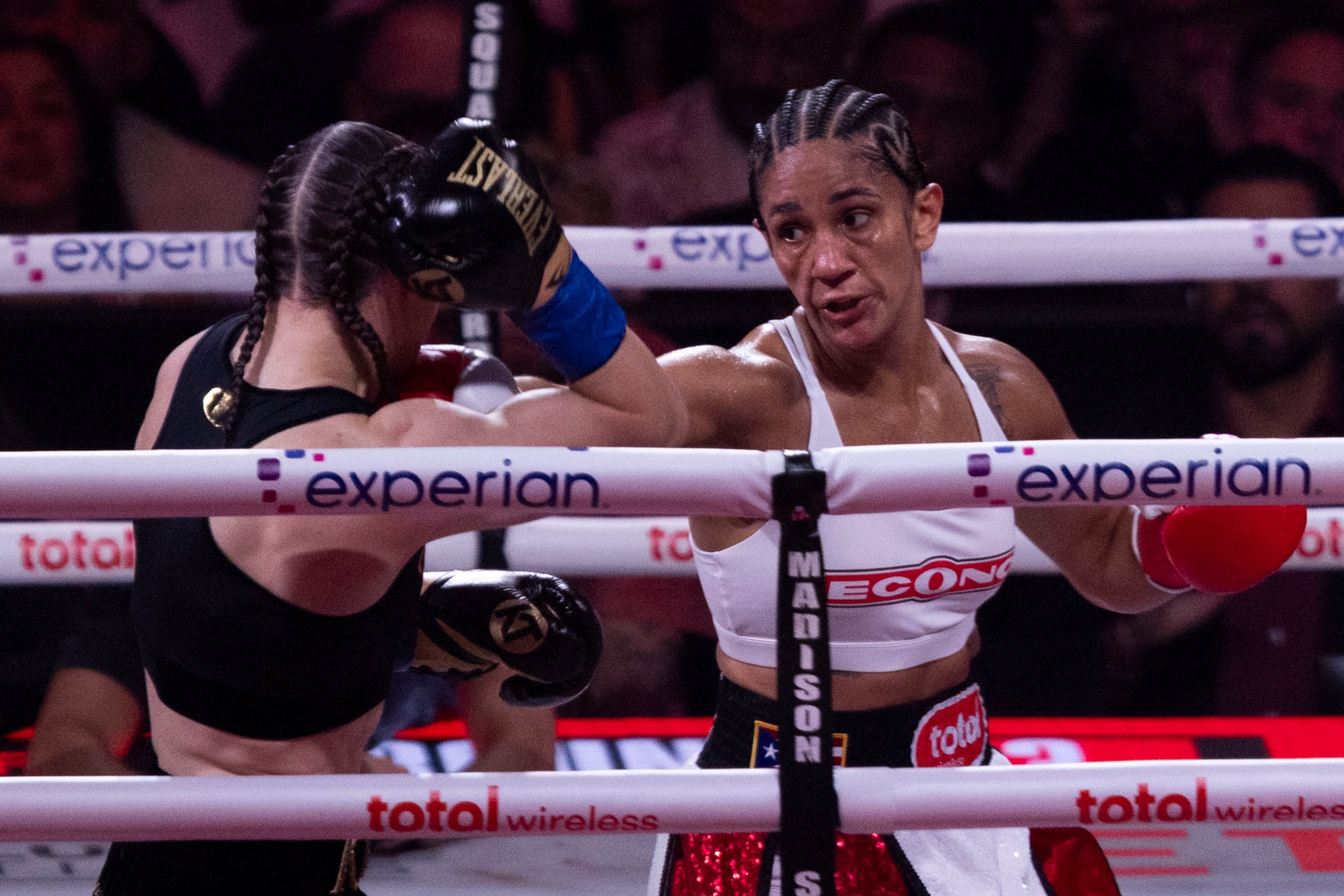 Amanda Serrano en su última pelea ante Katie Taylor.
###
Foto por:
Xavier Araújo | GFR Media
xavier.araujo@gfrmedia.com
Araujo