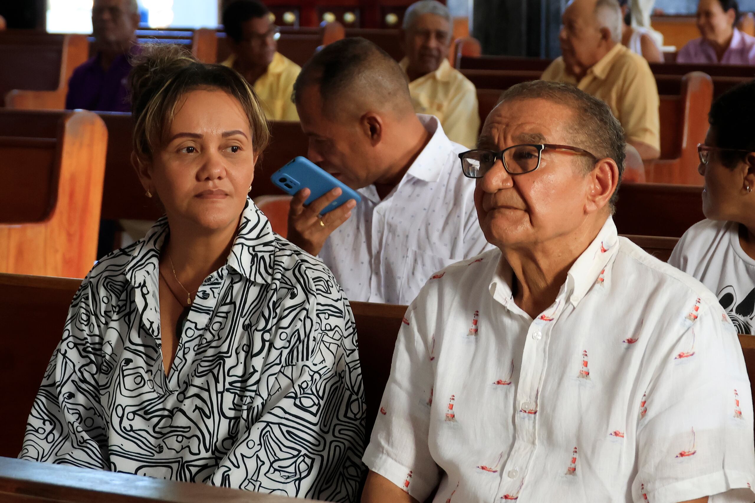 Los familiares de la víctima, recibieron el pésame de los loricanos que se acercaron a la iglesia para acompañarlos en la ceremonia.