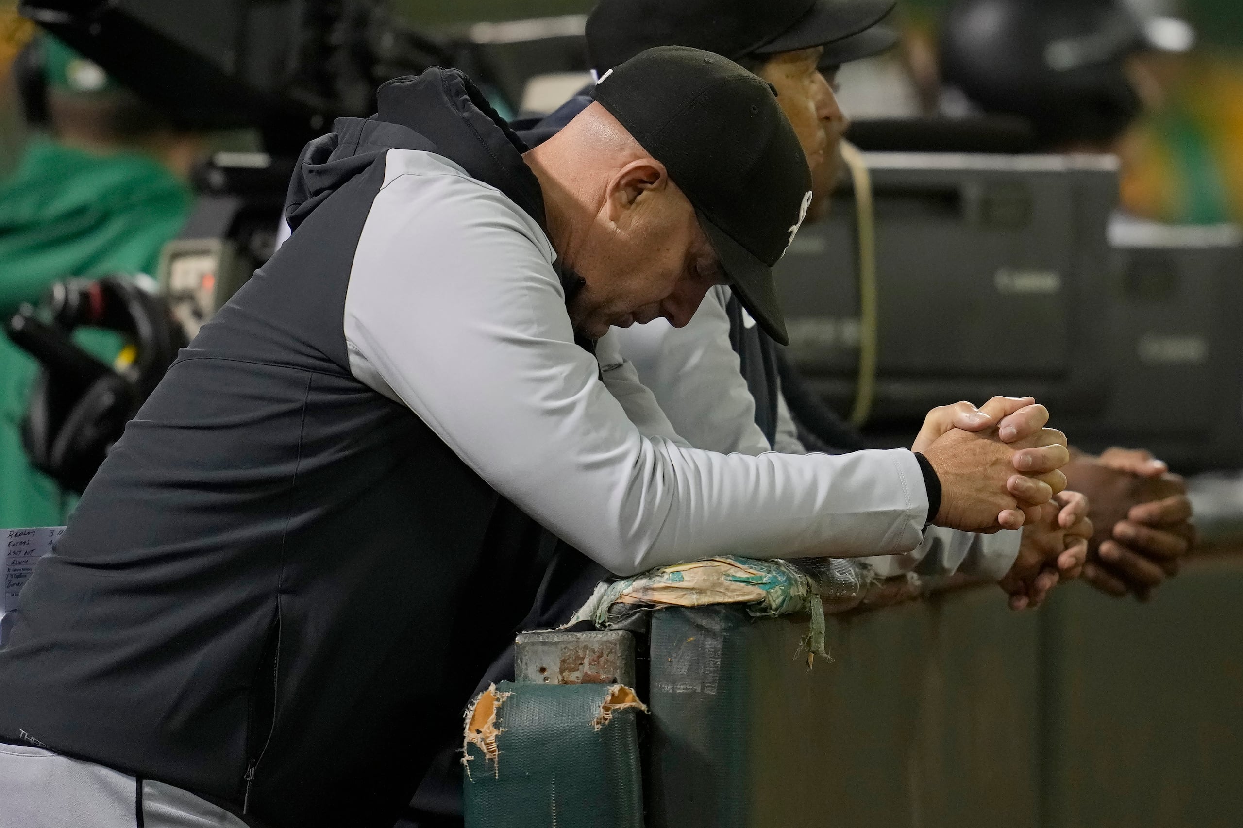 El cubano Pedro Grifol, el ahora despedido mánager de los White Sox, mira hacia abajo durante el juego del lunes 5 de agosto de 2024, ante los Ahtletics de Oakland.