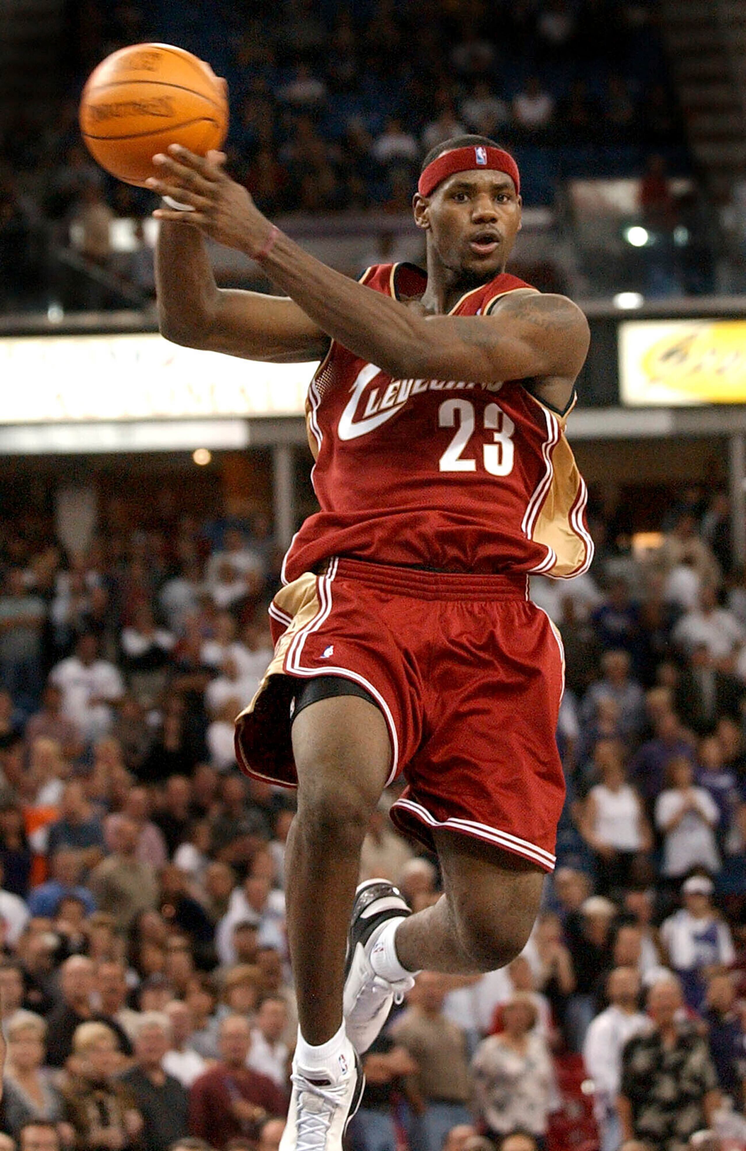 ARCHIVO - Foto del 29 de octubre del 2003, el base de los Cavaliers de Cleveland LeBron James pasa el balón en un encuentro ante los Kings de Sacramento.