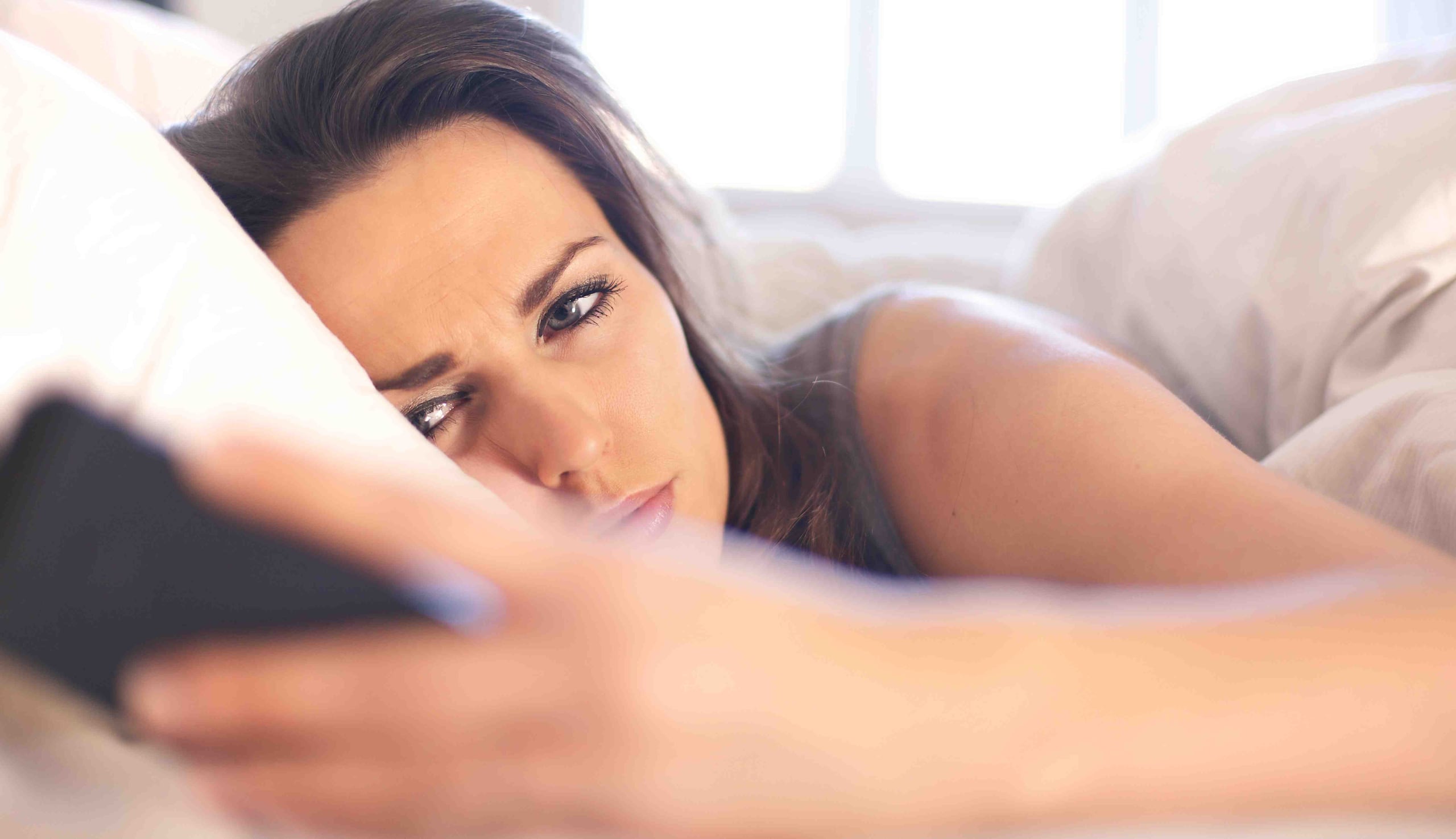 No es recomendable dormir con el celular al lado o el televisor prendido. (shutterstock.com)