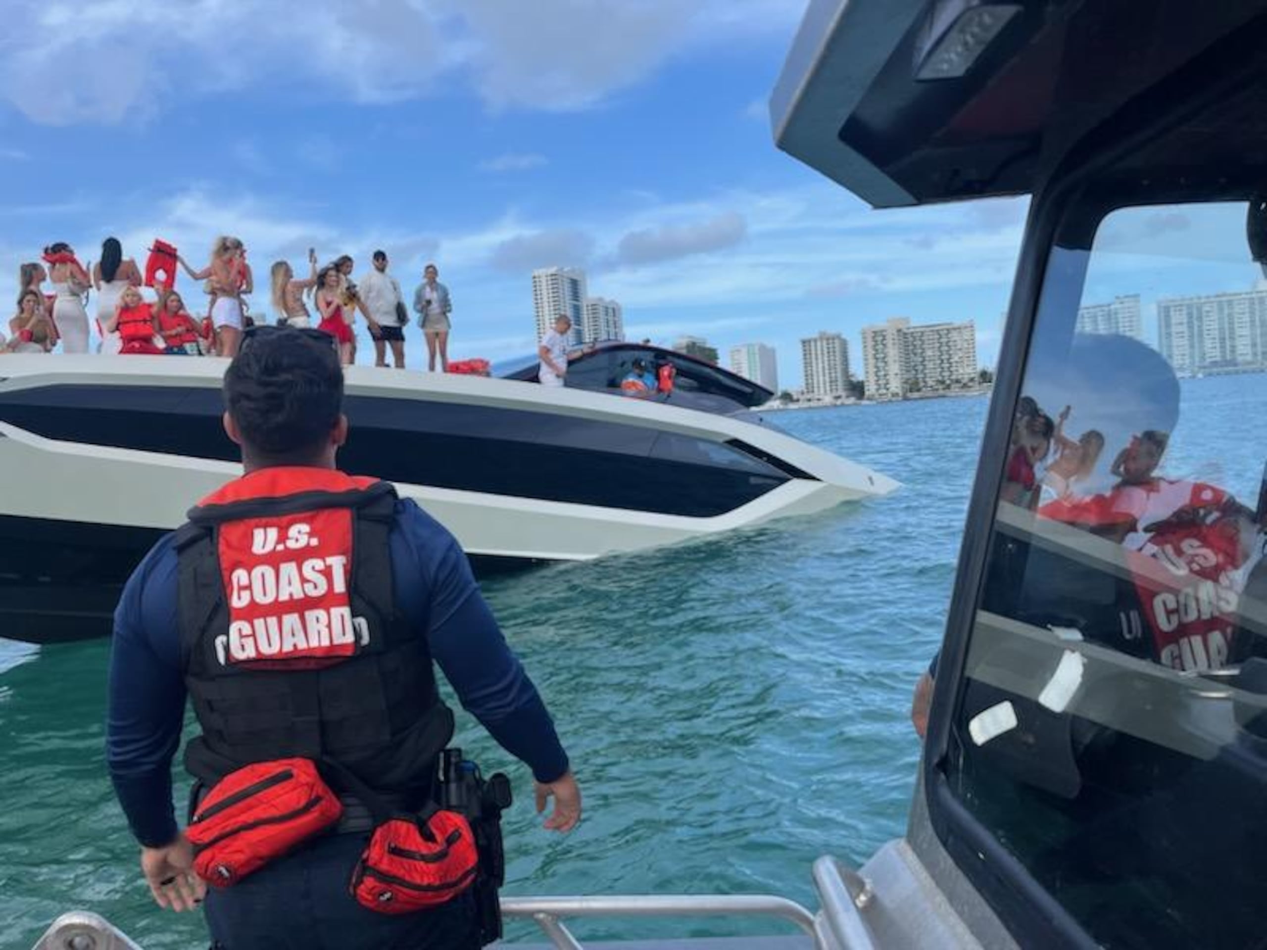 La Guardia Costera y la Policía de Miami Beach atendieron la emergencia.