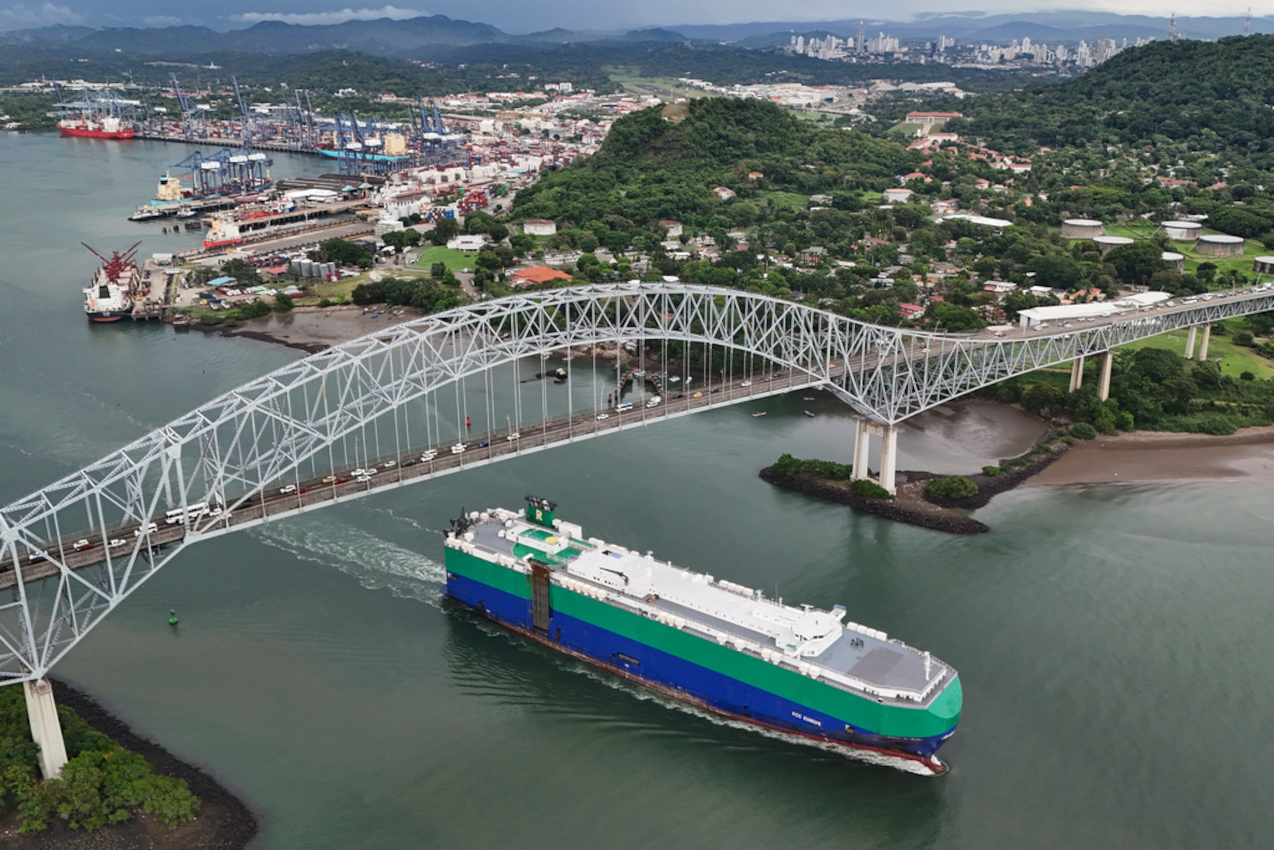 El Canal de Panamá registra un promedio anual que ronda entre los 13,000 y 14,000 tránsitos de buques comerciales.