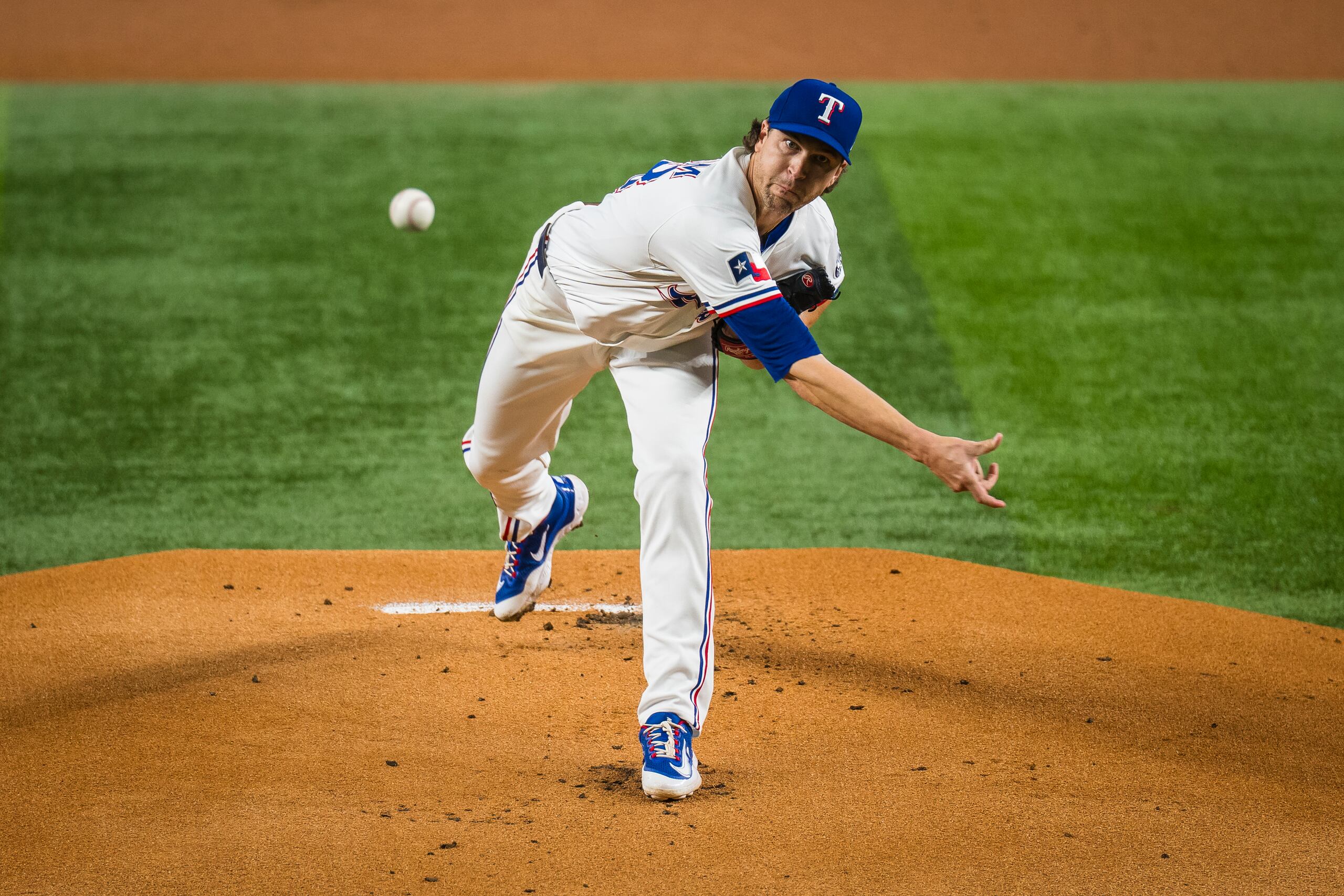 Jacob deGrom, de los Rangers de Texas, lanza contra los Athletics.