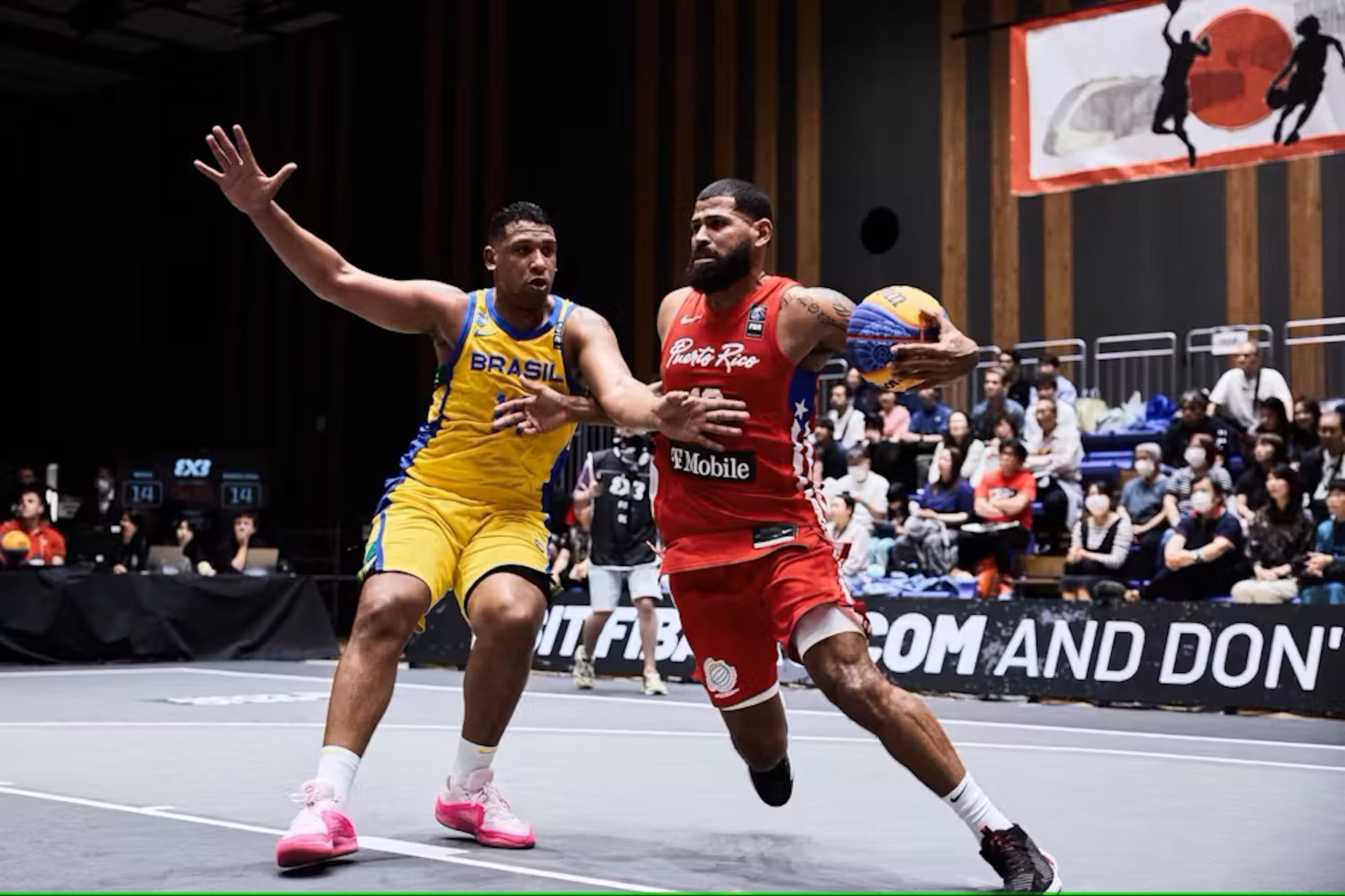 Ángel Matías en ataque hacia el canasto frente a la defensa brasileña.