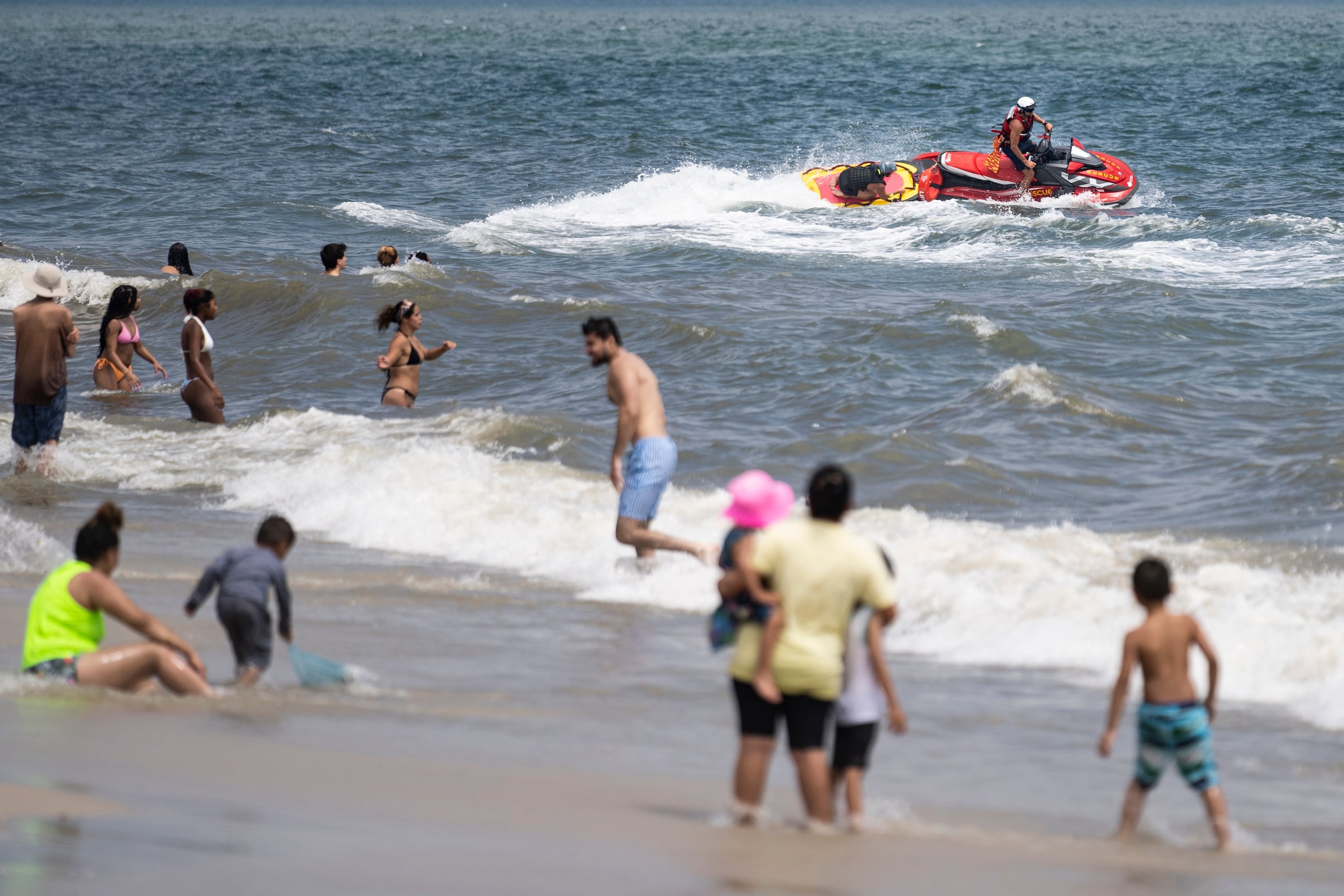 Los cierres de playas se producen mientras una ola de calor sin precedentes continúa azotando el este de Estados Unidos, atrayendo a grandes multitudes a las playas.