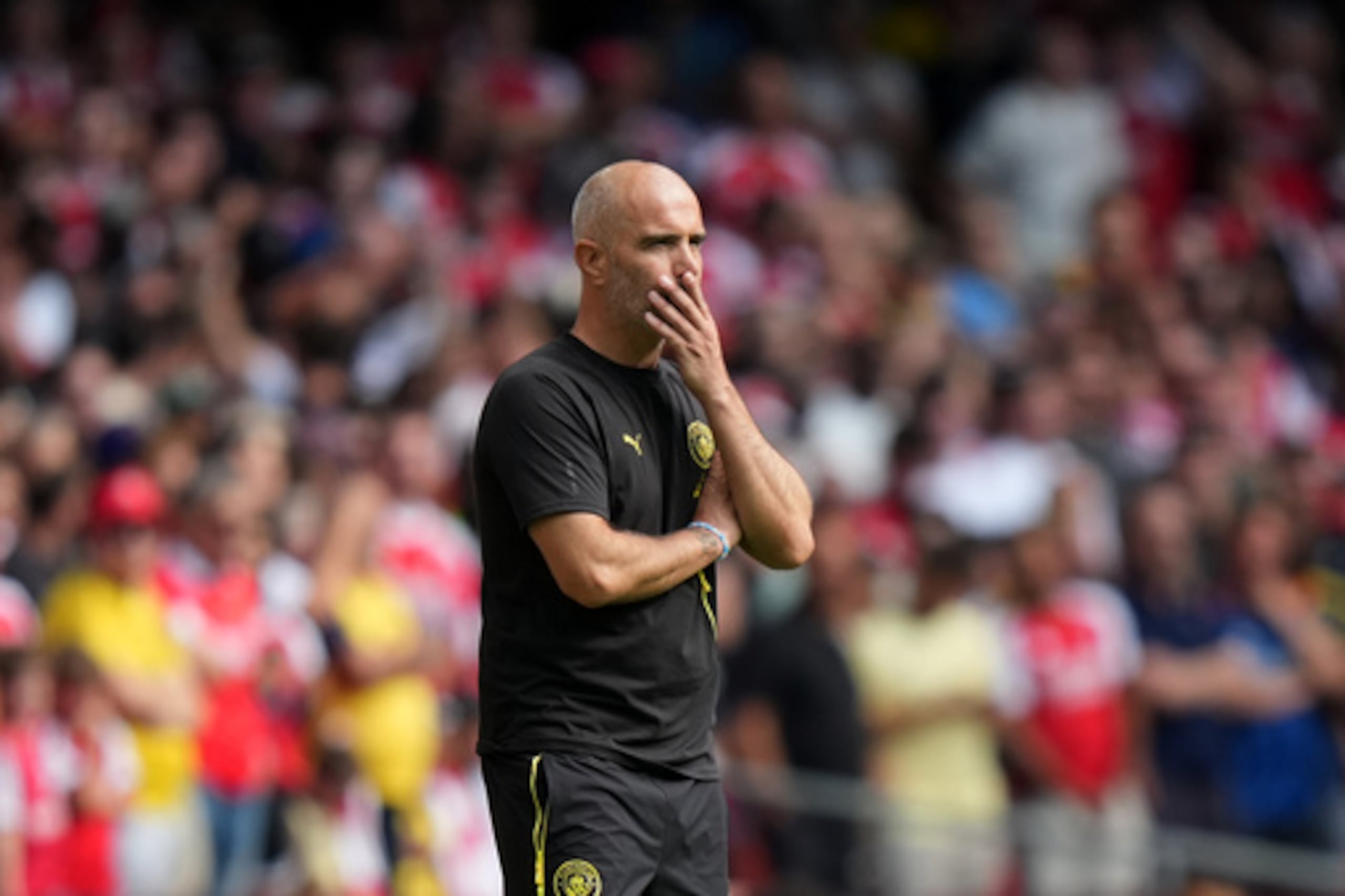 El entrenador del Manchester City, Enzo Maresca, reacciona durante el partido de fútbol de la final de la Community Shield de la FA entre el Arsenal y el Manchester City en Cardiff, Gales, el domingo 16 de agosto de 2026. (Foto AP/Alastair Grant)