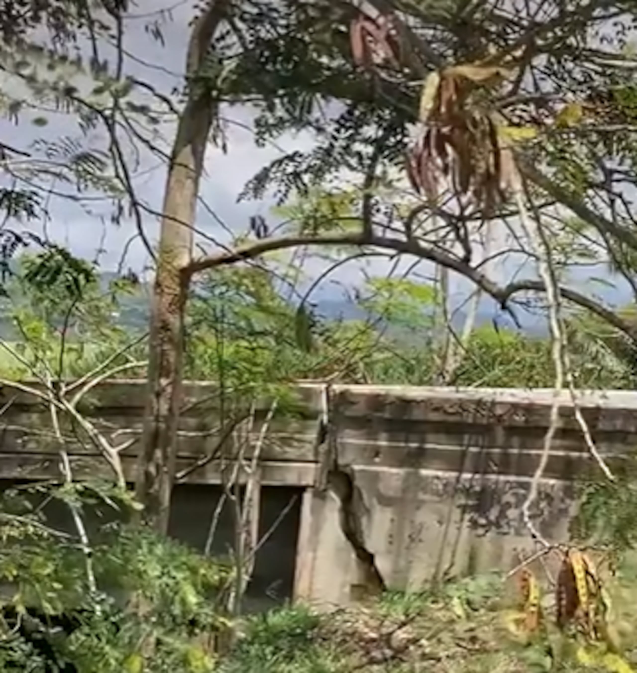 Otro puente de la zona oeste que pasa sobre el río Culebrinas, entre Aguada y Aguadilla, también luce agrietado.