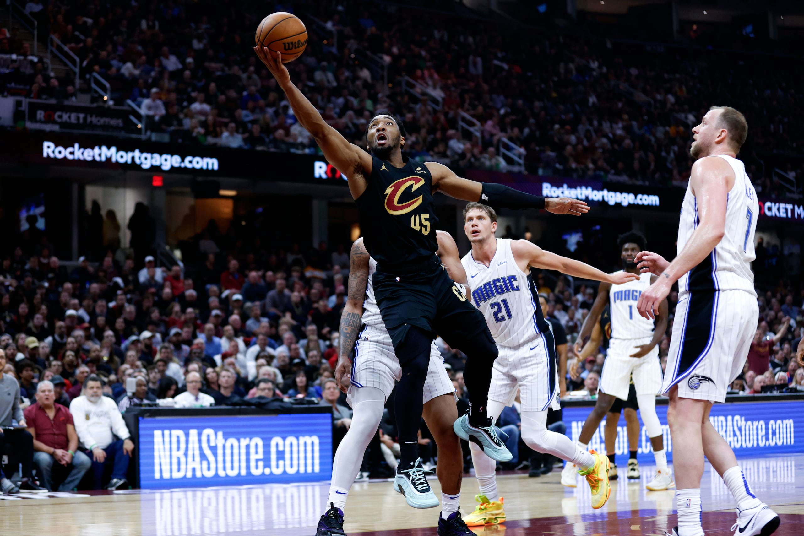 El base de los Cavaliers de Cleveland Donovan Mitchell lanza el balón ante el Magic de Orlando en el juego 5 de la primera ronda de la postemporada el martes 30 de abril del 2024. (AP Foto/Ron Schwane)