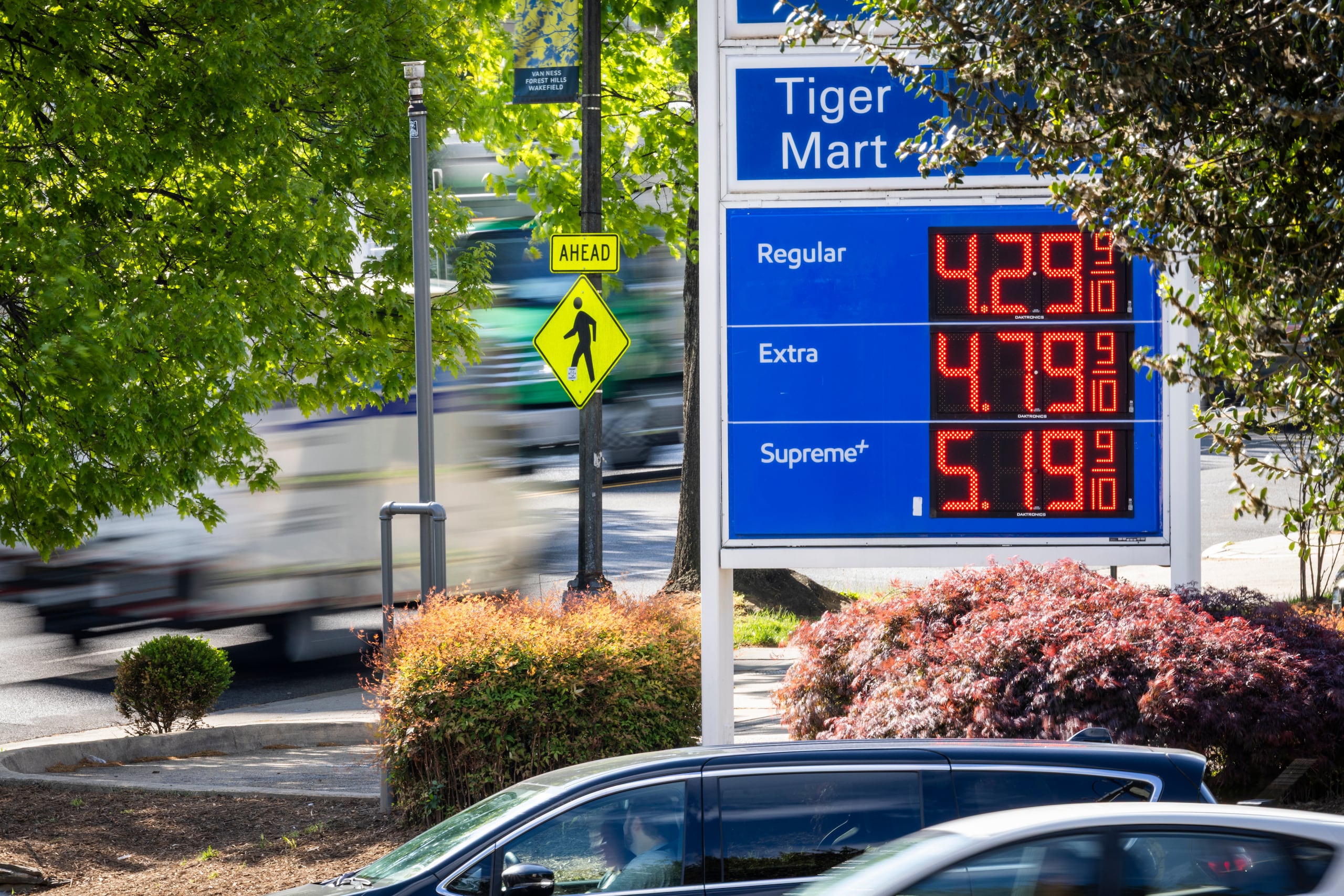 Fotografía de archivo de los precios de la gasolina en un estación de servicio en Washington (EE.UU.). EFE/EPA/JIM LO SCALZO