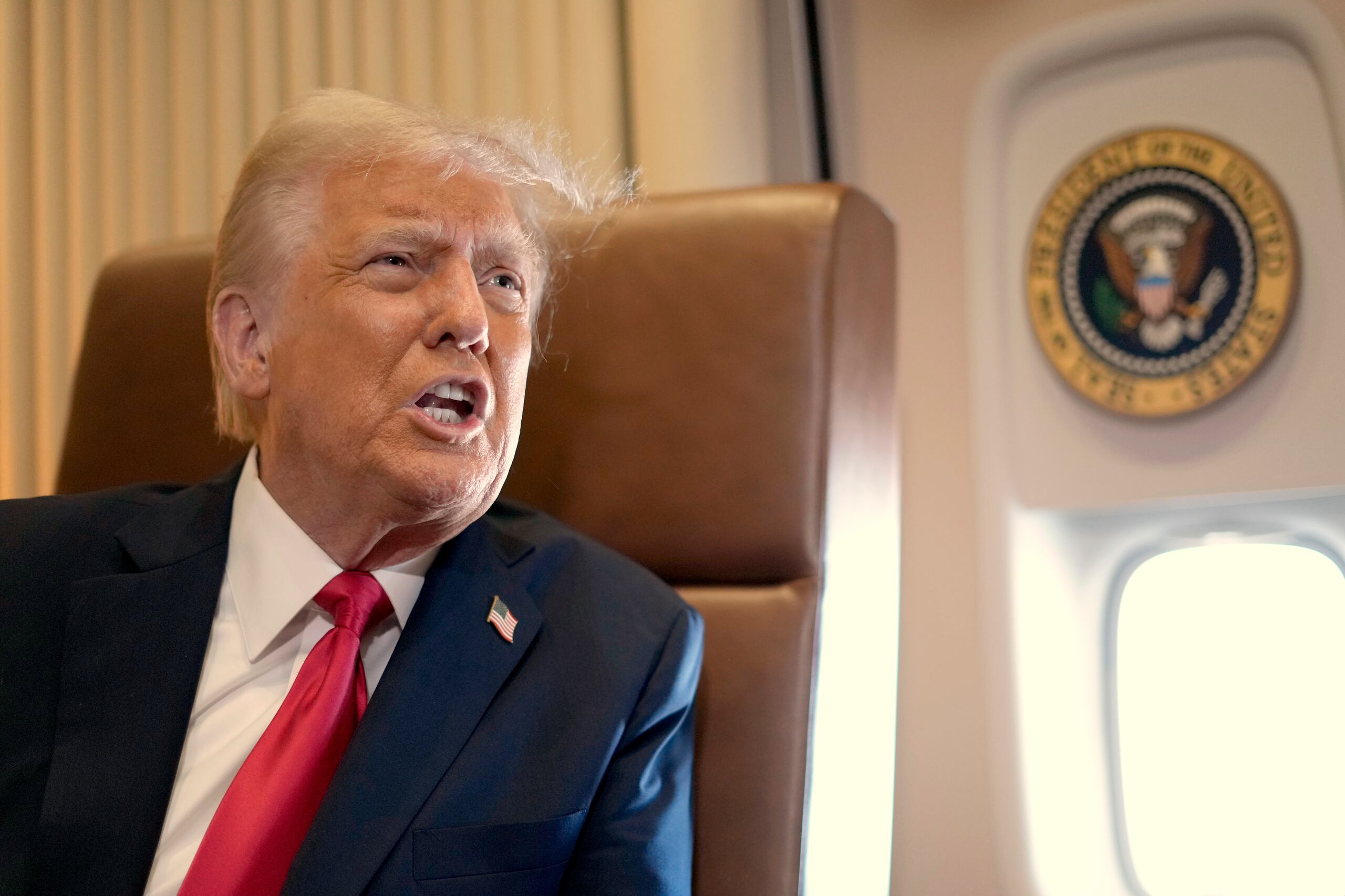 El presidente Donald Trump habla con los periodistas a bordo del Air Force One donde firmó una proclama declarando el 9 de febrero Día del Golfo de América mientras viaja desde West Palm Beach, Florida, a Nueva Orleans, el domingo 9 de febrero de 2025.