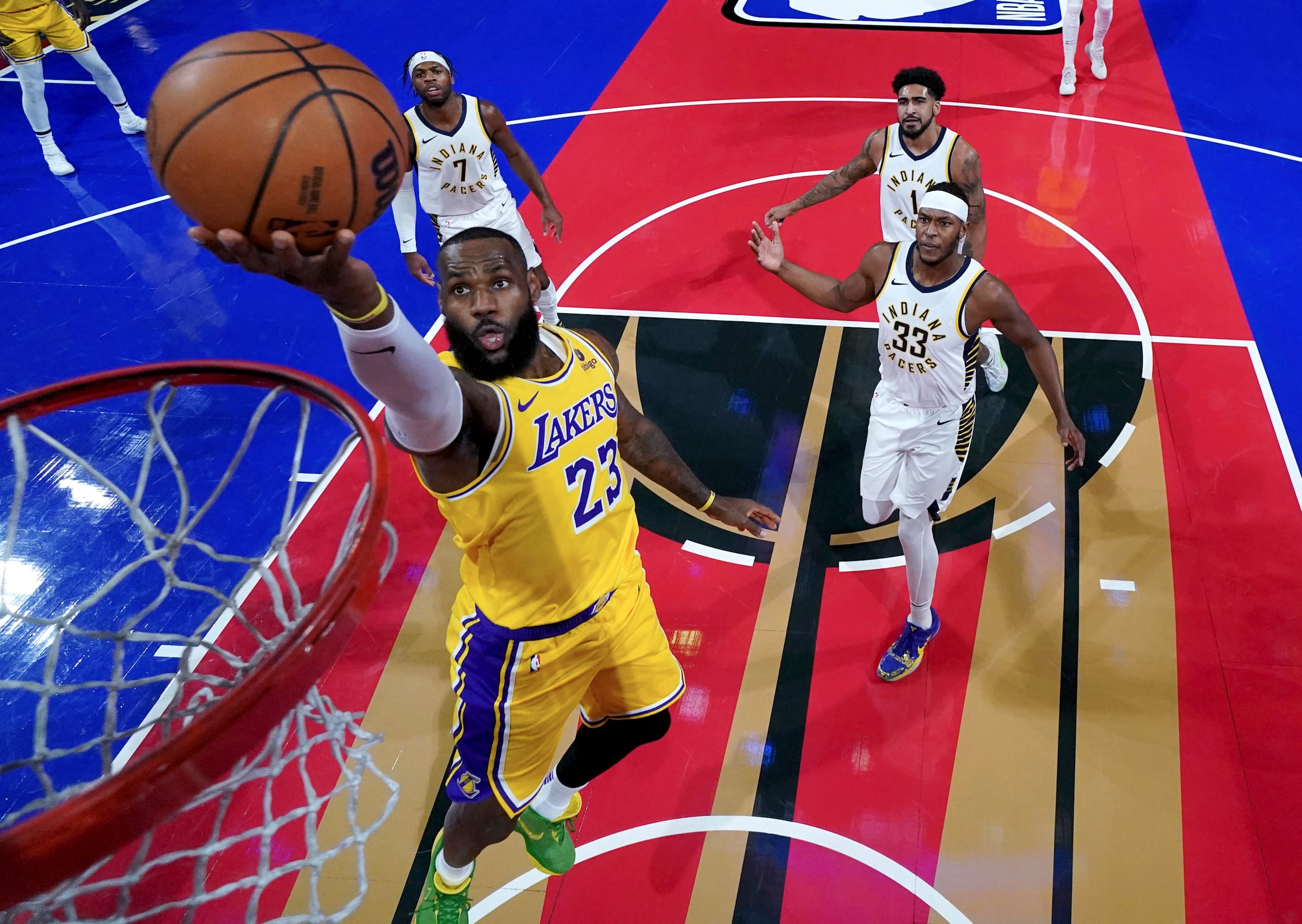 LeBron James, de los Lakers de Los Ángeles, ataca el canasto en la final de la Copa NBA 2023 contra los Pacers de Indiana.