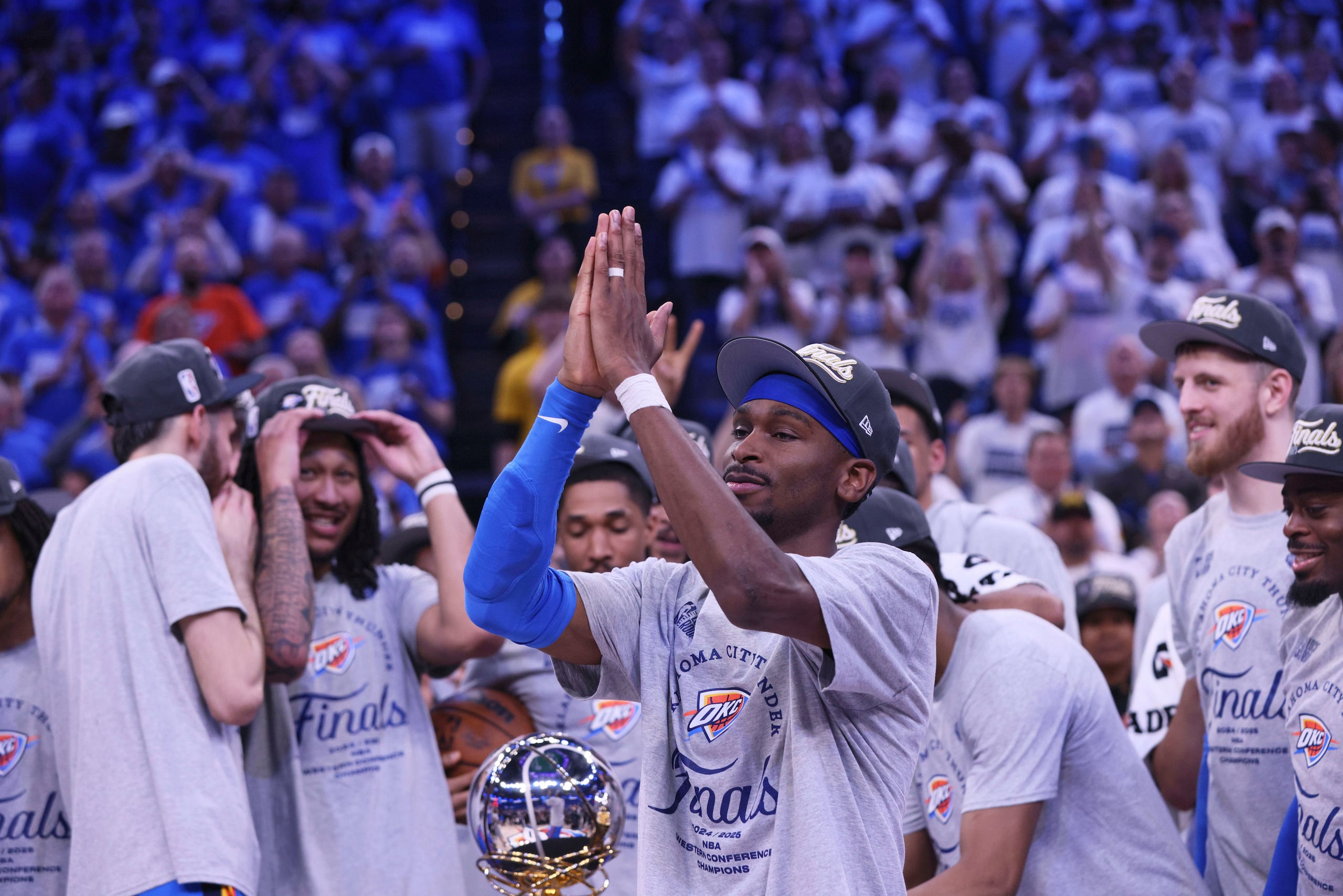 El armador Shai Gilgeous-Alexander (2), celebra junto a sus compañeros del Thunder de Oklahoma City el campeonato de la Conferencia de Oeste el pase a la final de la NBA.
