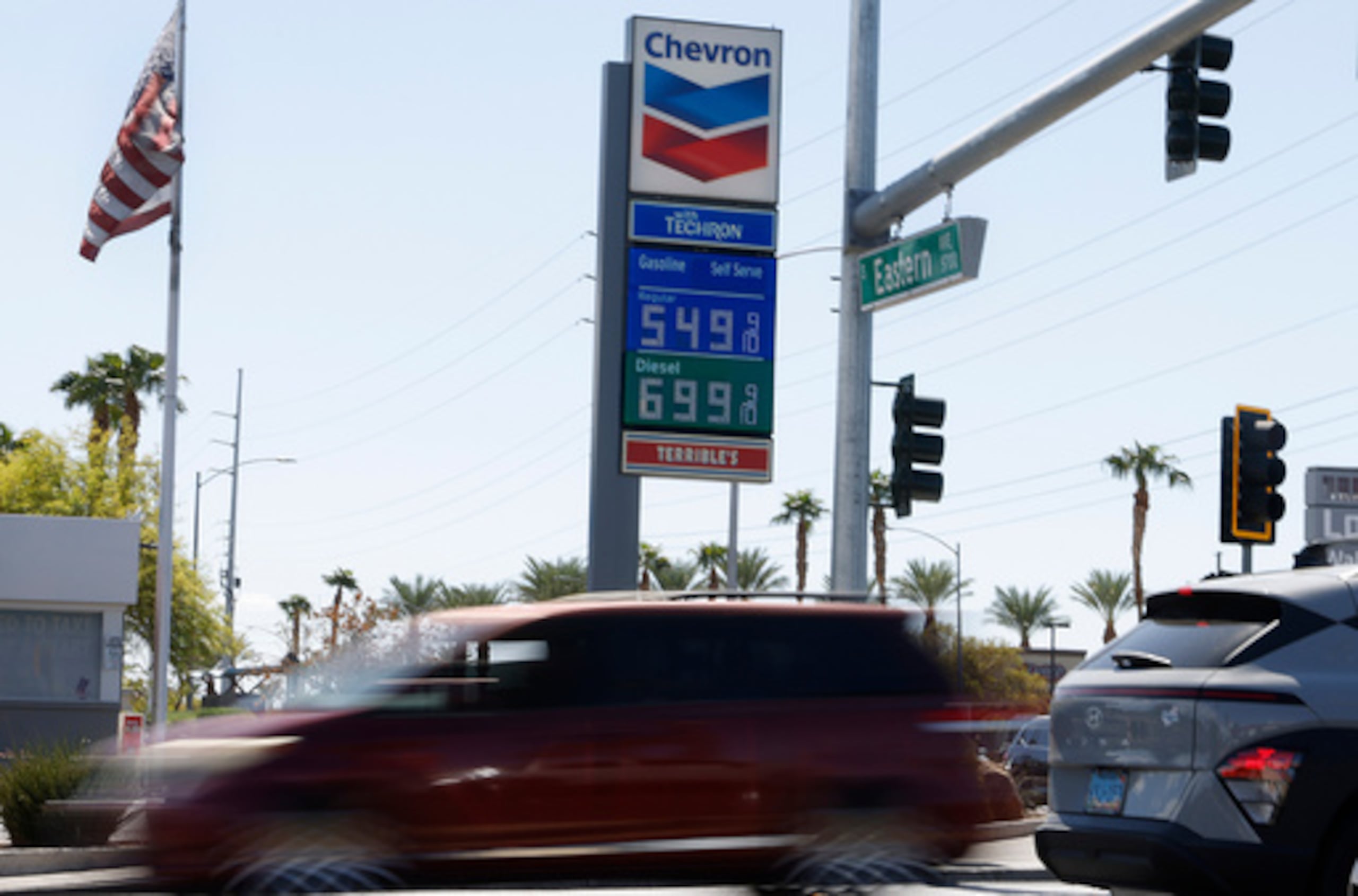 Una gasolinera Chevron muestra los precios de la gasolina el viernes 18 de septiembre de 2026 en Eastern Avenue, en Las Vegas. (Bizuayehu Tesfaye/Las Vegas Review-Journal vía AP)