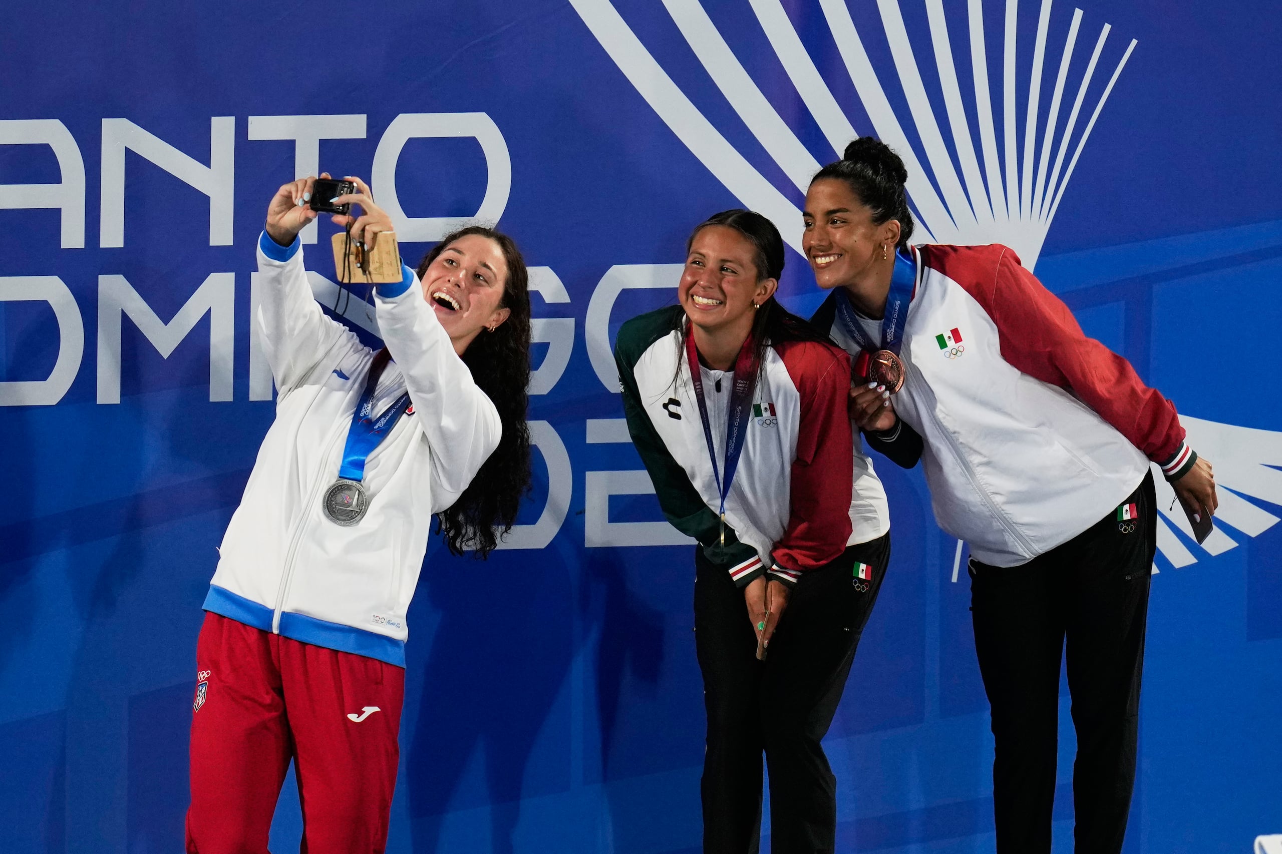 Kristen Romano se toma un selfie junto a Daniela Linares y Celia Pulido, ambas de México.