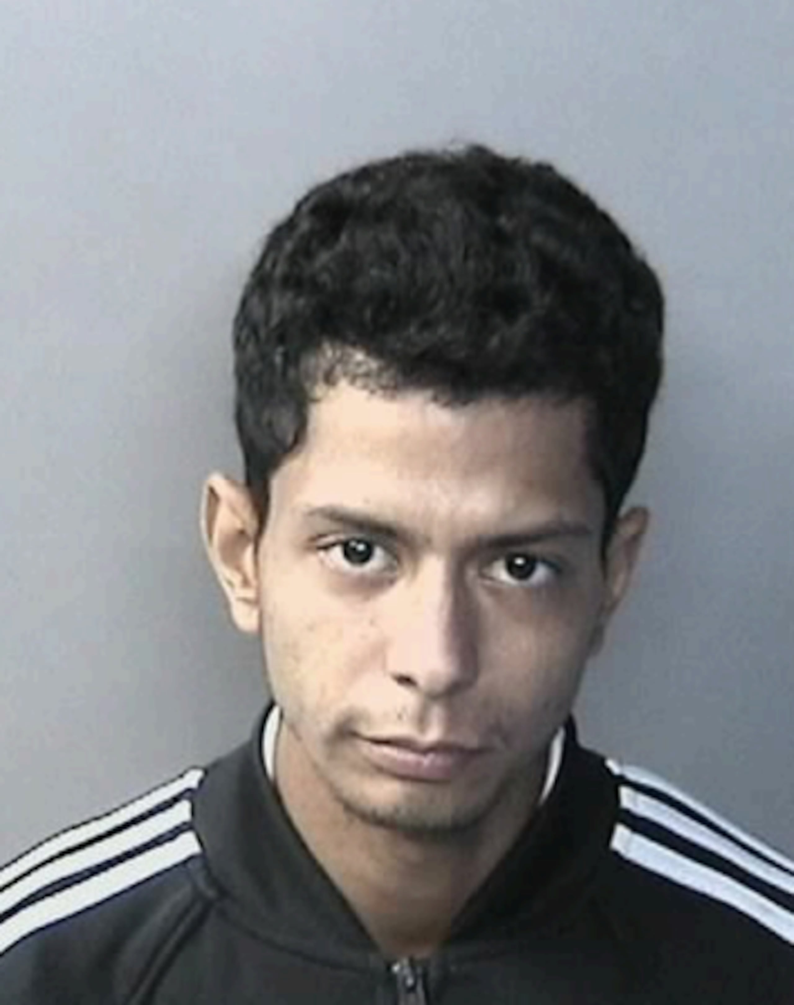 Jonathan González García, fue acusado en ausencia por asaltar a una mujer de 76 años en una parada de guaguas en Carolina.