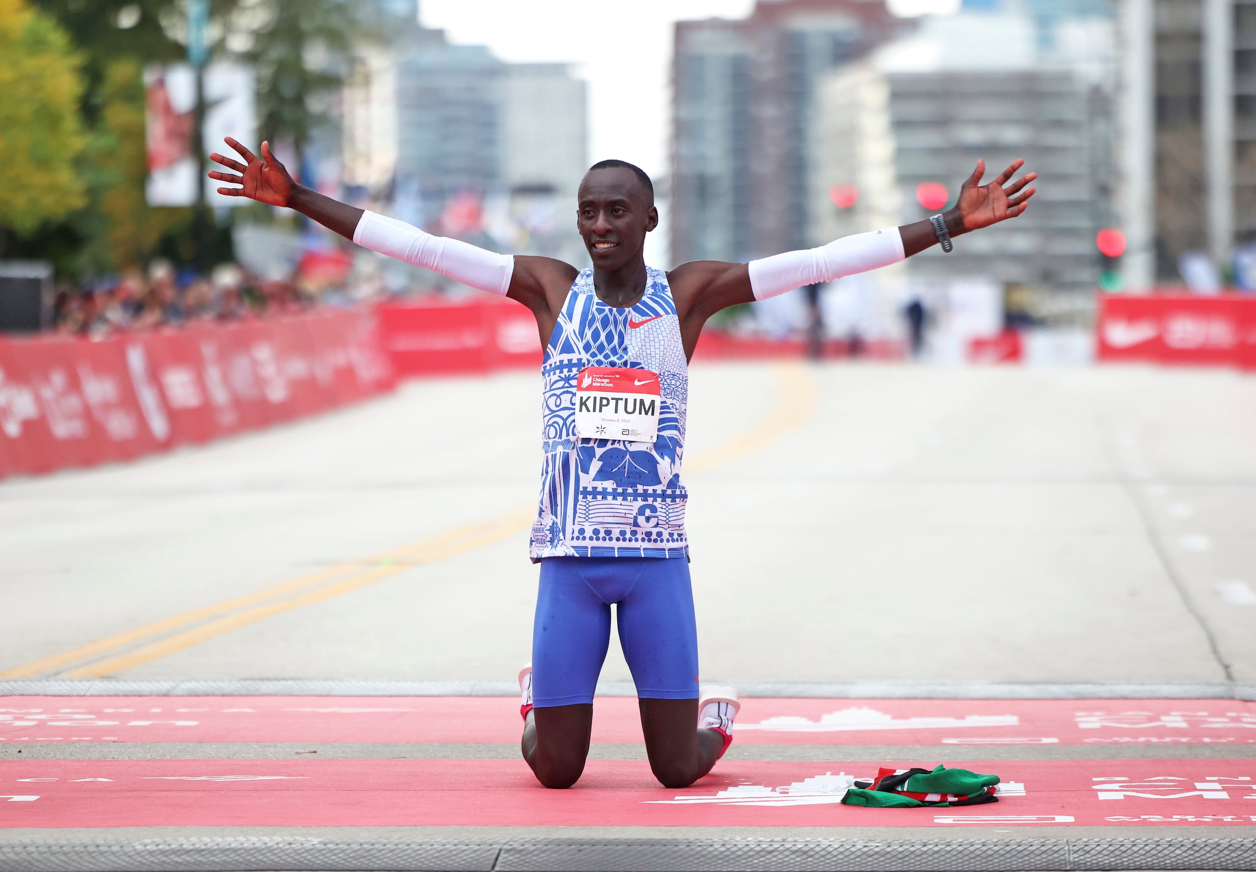 Kelvin Kiptum se arrodilla en la meta del maratón de Chicago, en el que se convirtió en el primer ser humano en bajar de 2:01.00 en la distancia de maratón.