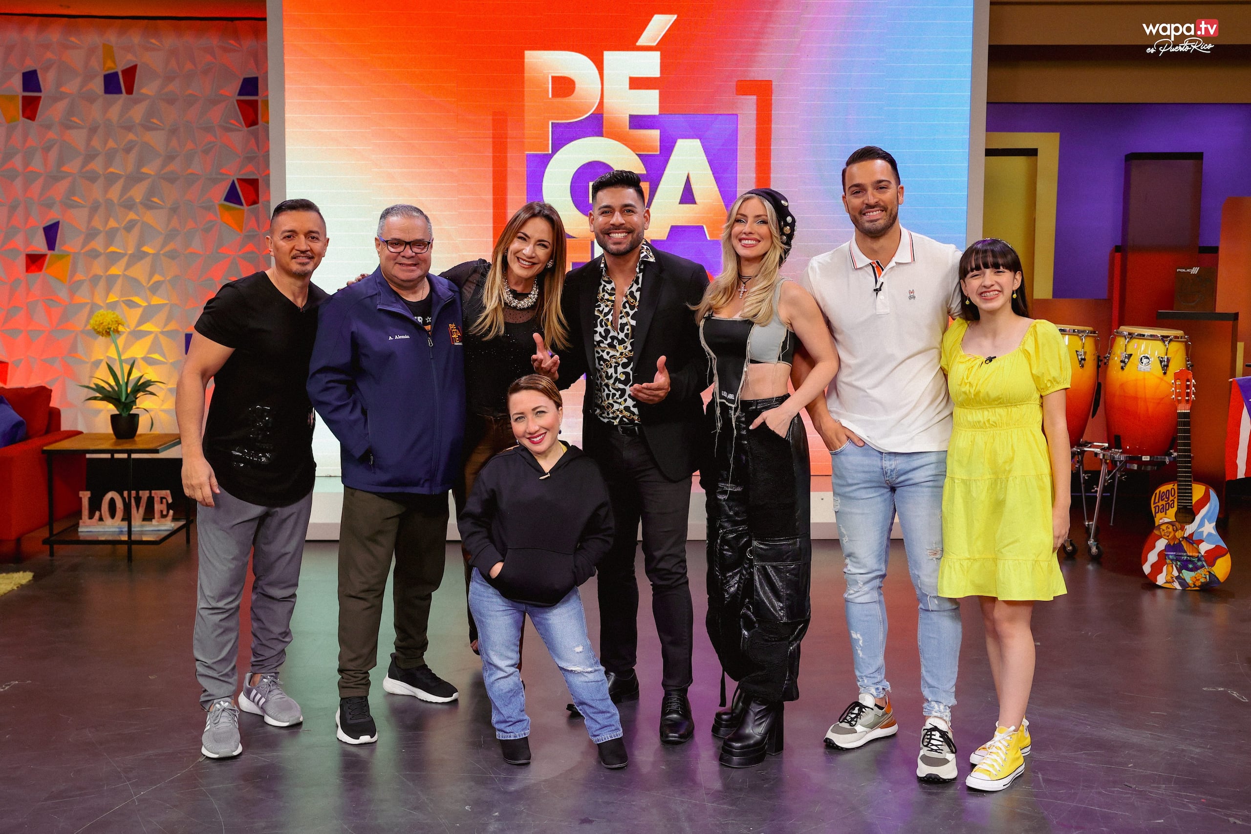 La producción se transmite de lunes a viernes a través de WAPA Televisión y WAPA América.